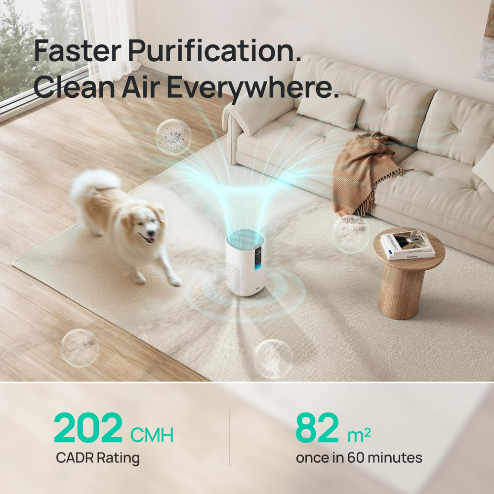 Un purificateur d'air blanc dans un salon avec un chien qui passe.