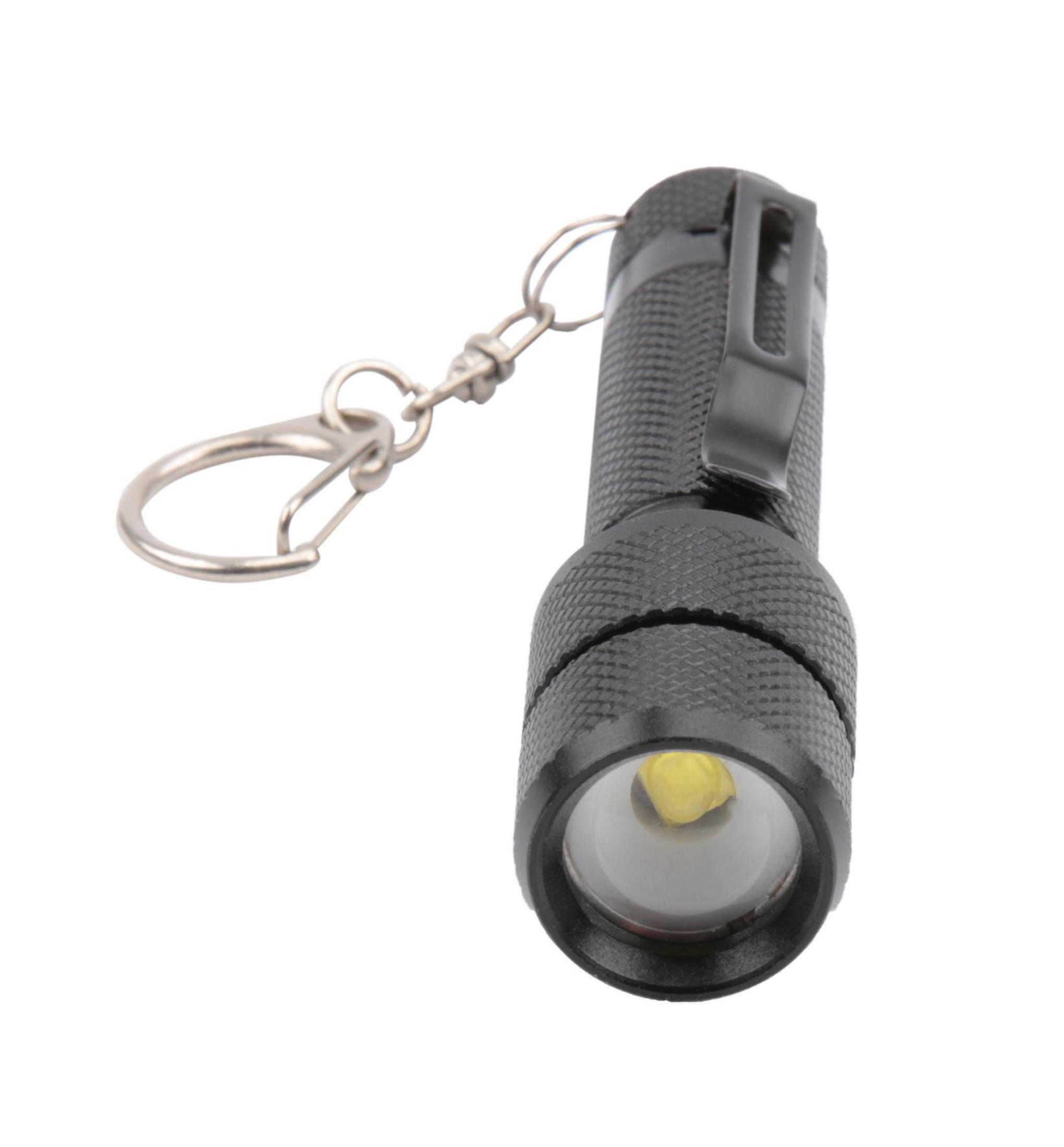 Eine schwarze Mini-Taschenlampe mit Clip und Schlüsselanhänger auf Weiß.
