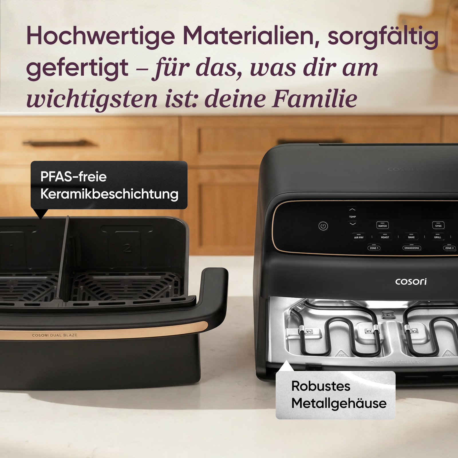 Una friggitrice ad aria COSORI Dual Blaze nera con pannello e cestelli.