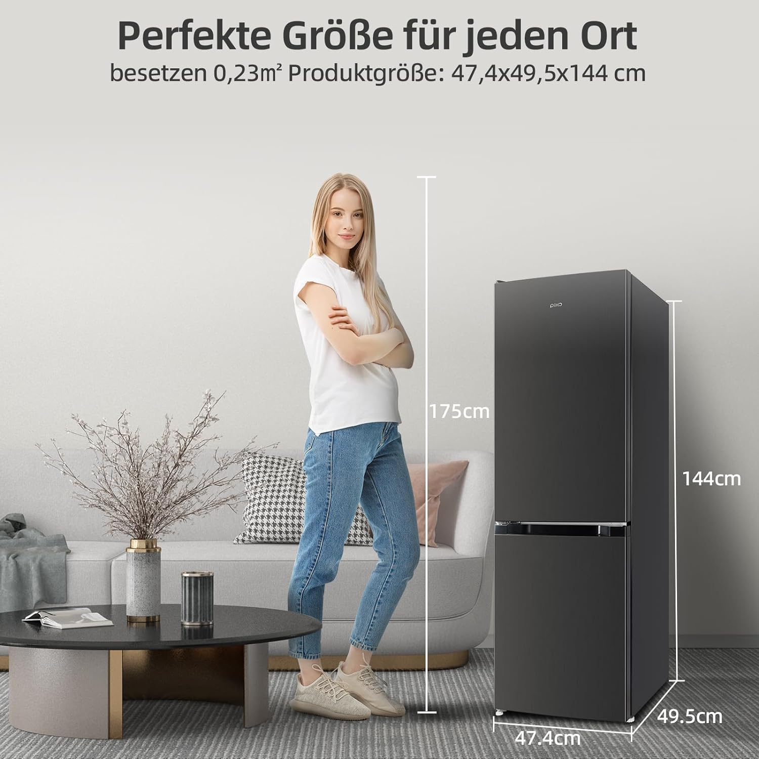 Frau neben einem dunklen Kühlschrank mit Maßen 47,4x49,5x144 cm.