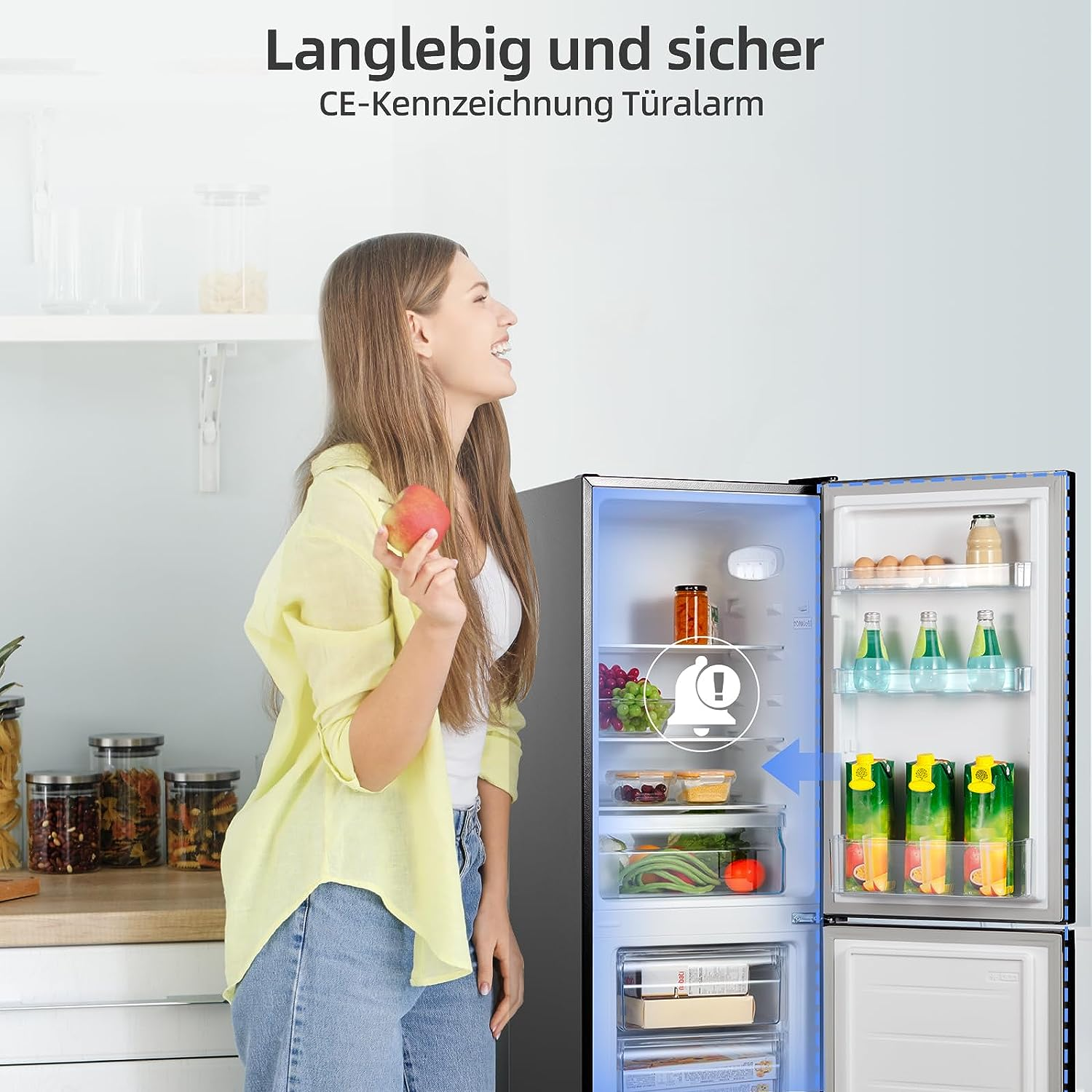 Frau mit Apfel vor offenem Kühlschrank mit Lebensmitteln und Getränken.