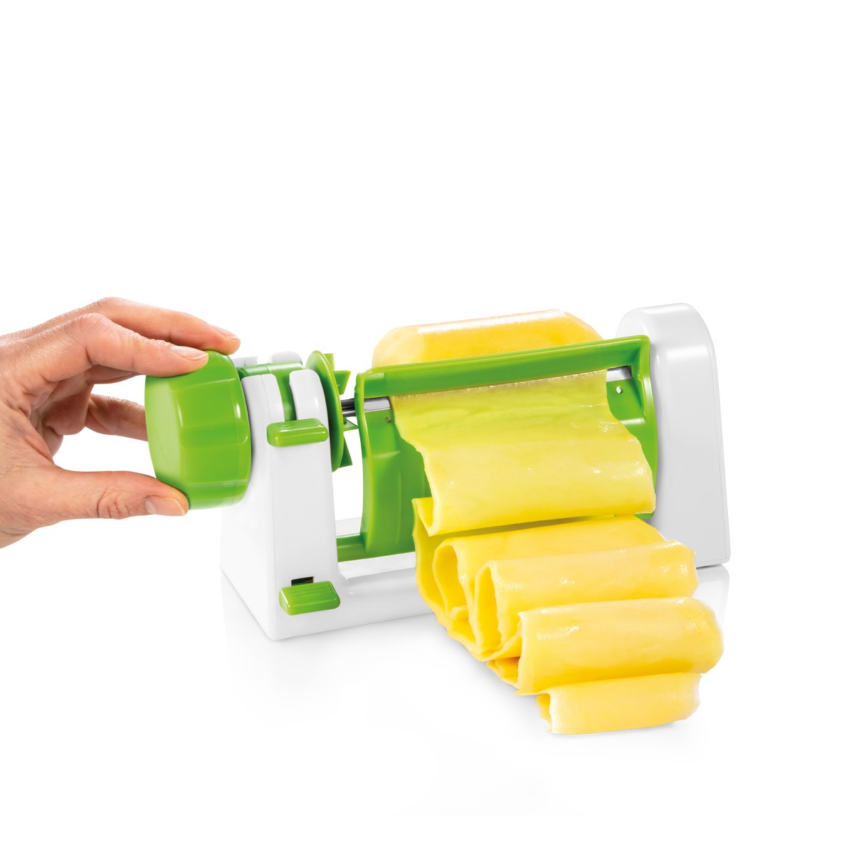 Eine Hand dreht einen grünen Griff an einem Spiralizer, der gelbe Streifen schneidet.
