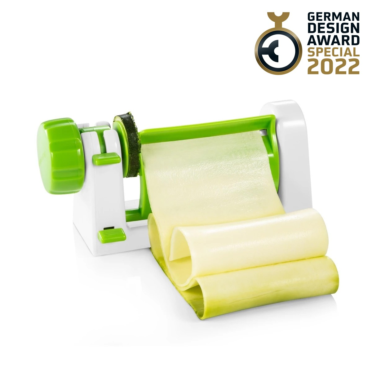 Ein weiß-grüner Spiralschneider schneidet eine Zucchini in lange, dünne Bänder.