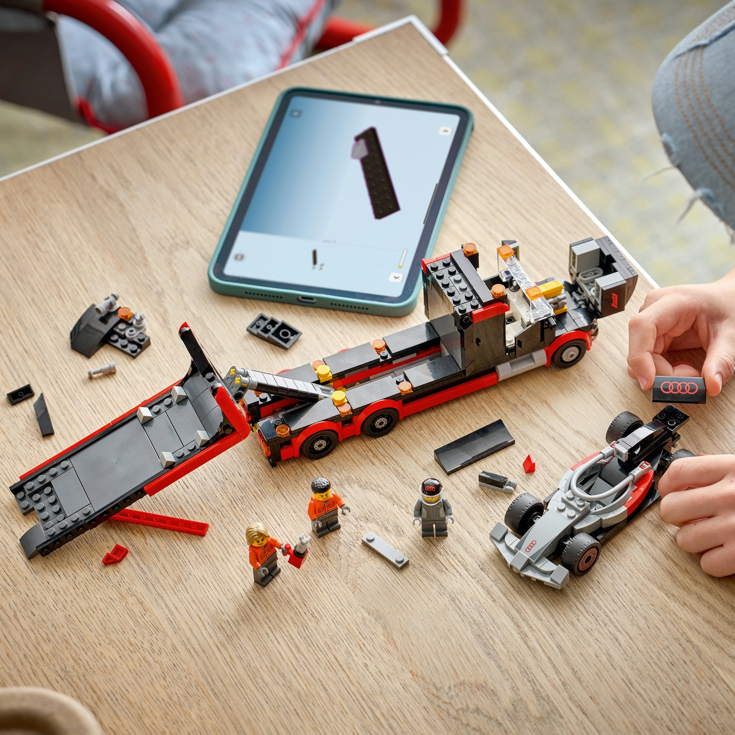 Set de Lego de coche de carreras y transportador, instrucciones en tablet.