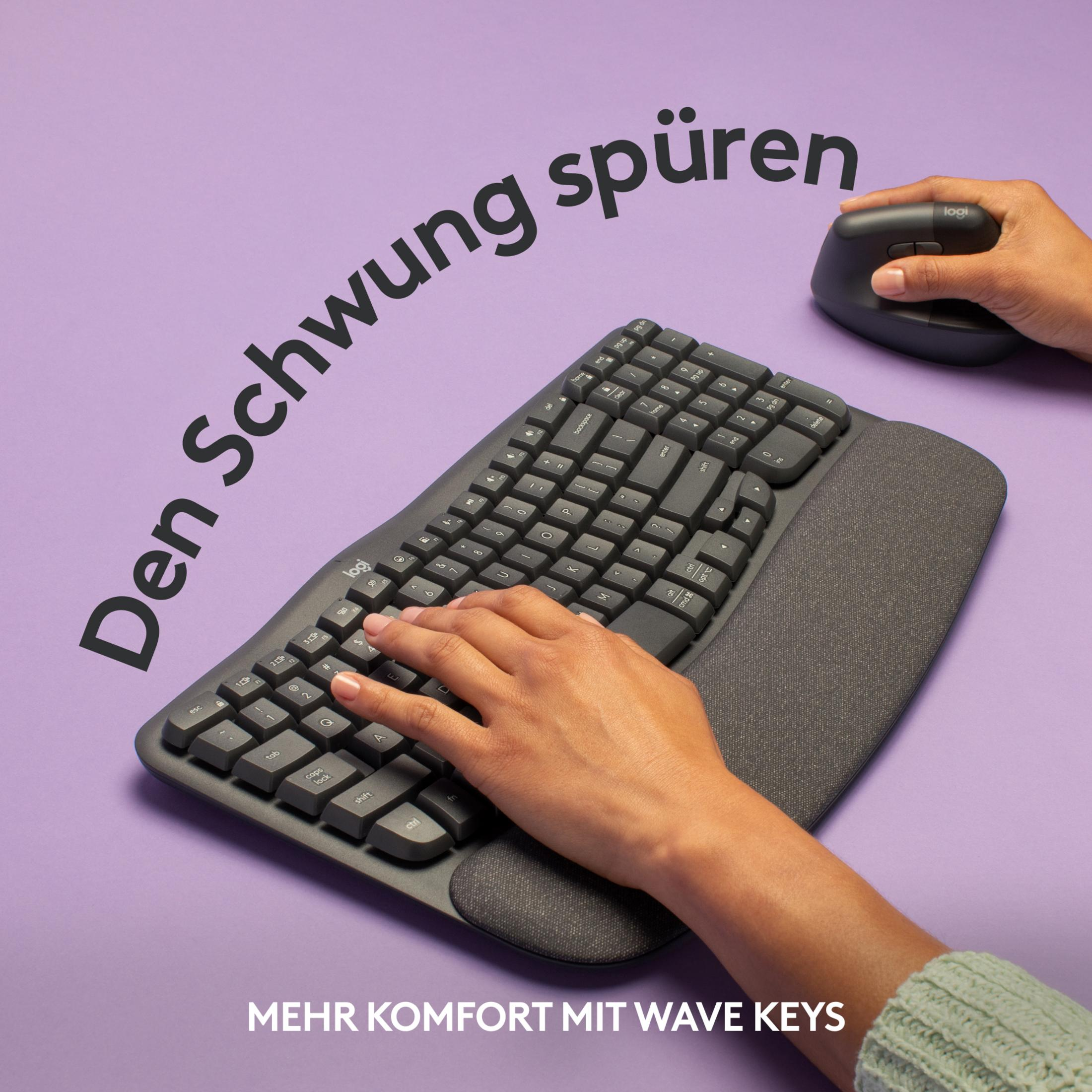 Eine Hand benutzt eine graue Logitech-Tastatur und eine Maus auf lila Untergrund.