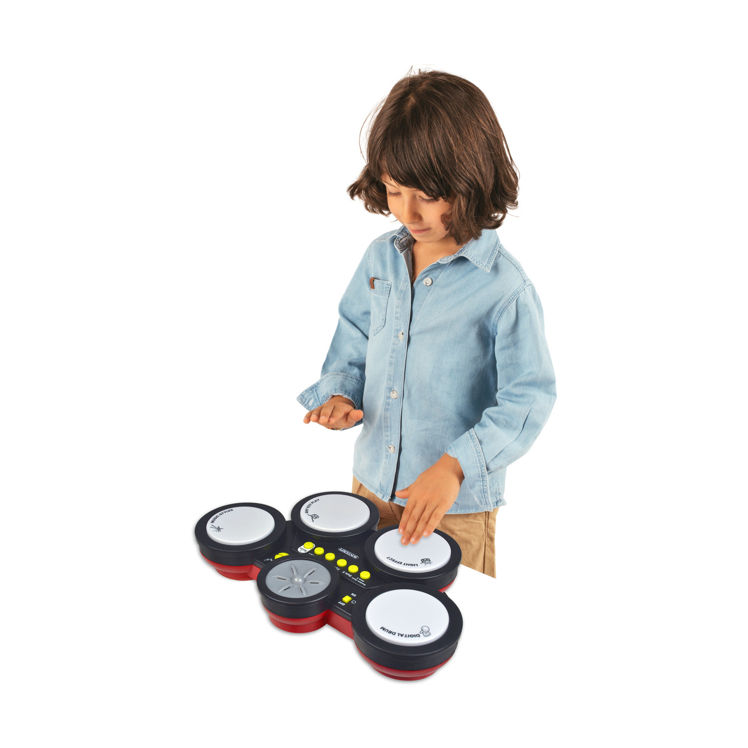 Ein Junge im blauen Jeanshemd spielt ein rot-schwarzes elektronisches Schlagzeug mit weißen Pads.