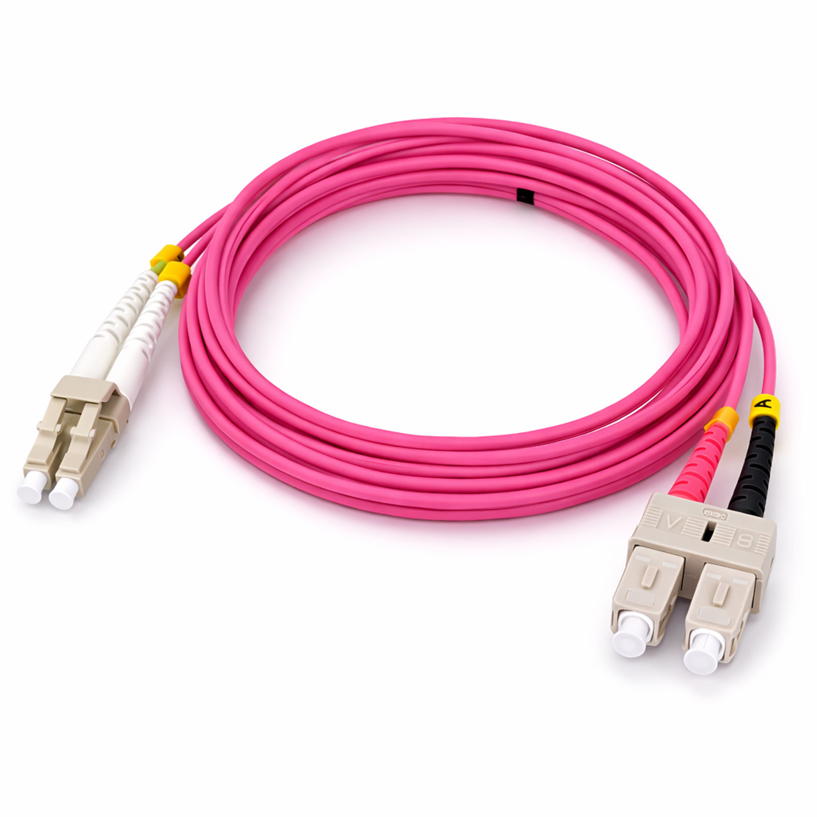 Ein rosa Glasfaserkabel mit zwei SC/APC-Anschlüssen und gelben Steckern.