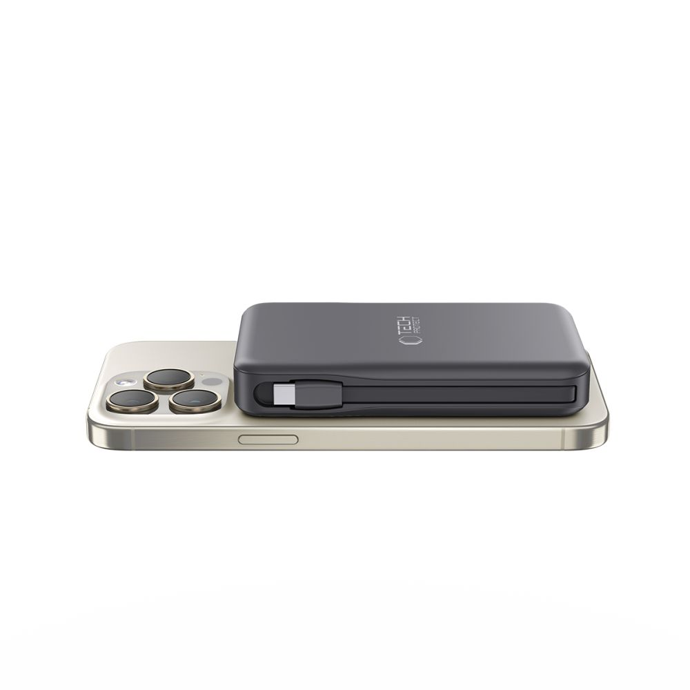 Eine dunkelgraue Powerbank liegt auf einem goldenen Smartphone. An der Powerbank ist ein USB-C-Kabel angeschlossen.