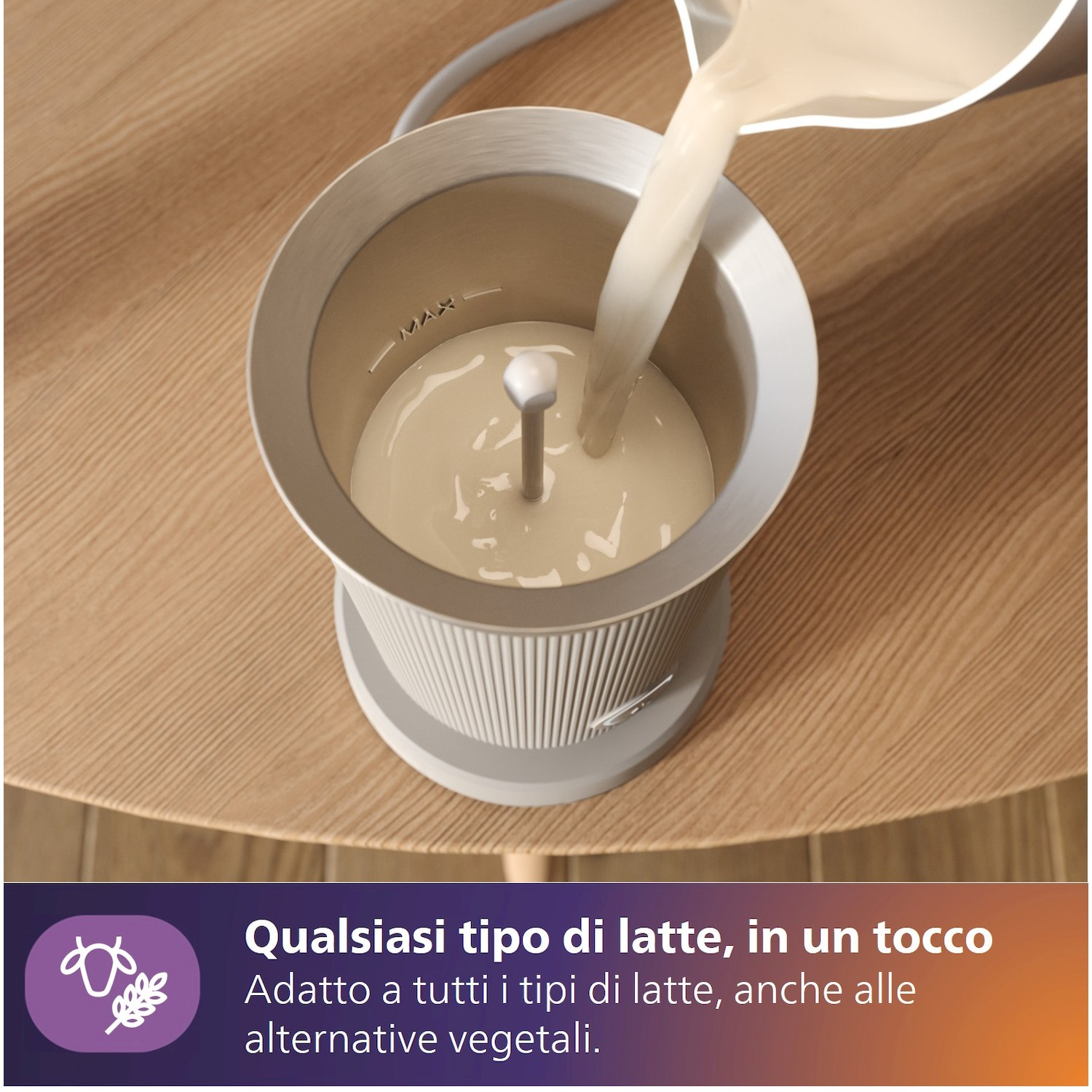 Milch wird in ein Gerät gegossen. Text unten: Für jede Milchsorte.