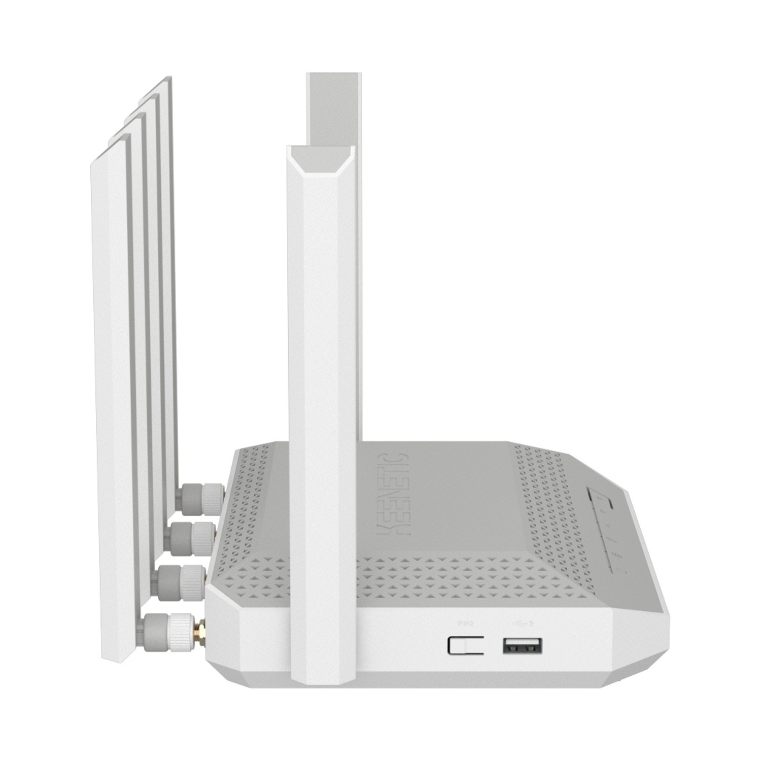 Un router bianco con quattro antenne e fessure di ventilazione.