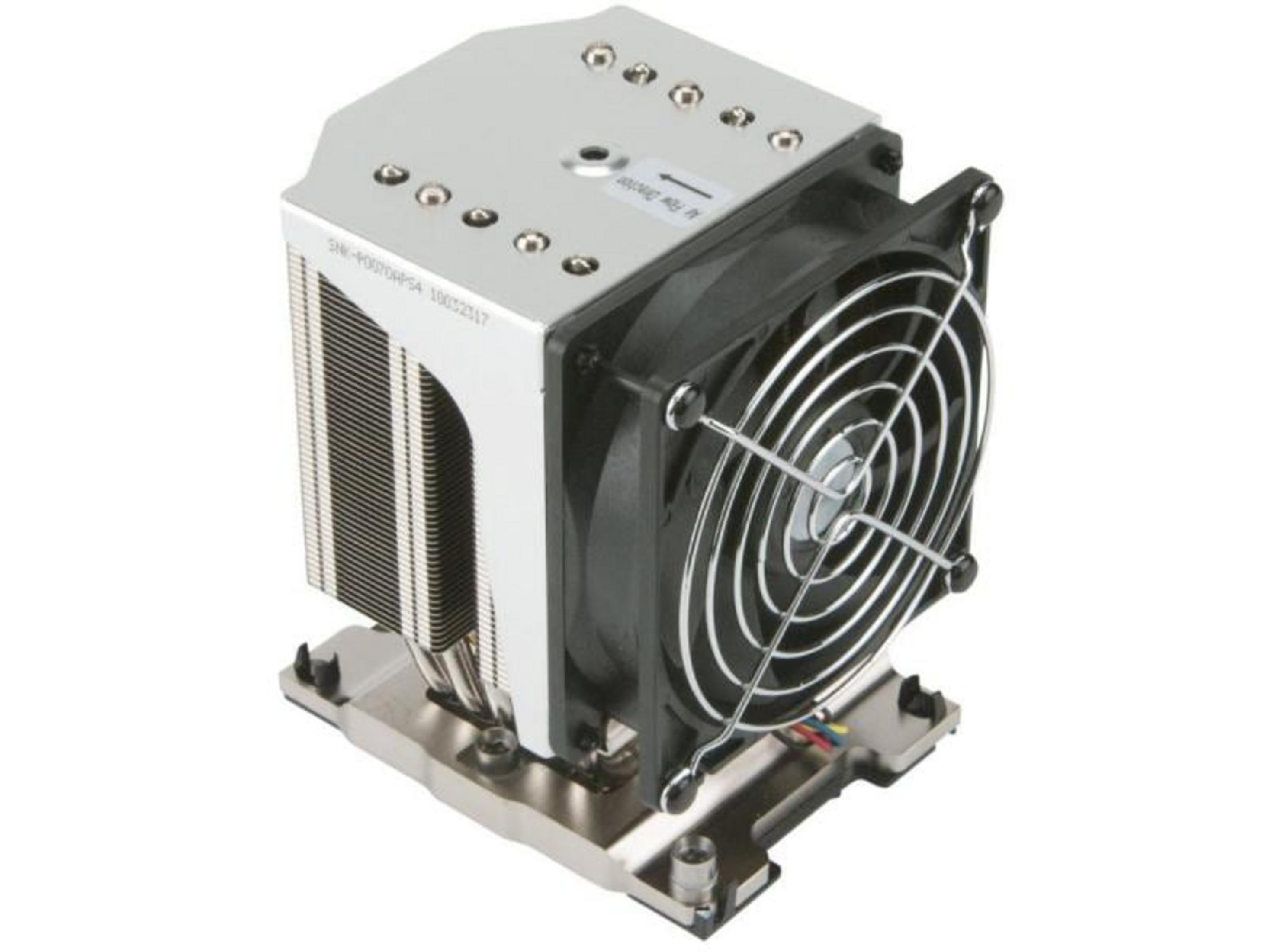 Ein silberner CPU-Kühler mit Lüfter und Kühlrippen auf weißem Hintergrund.