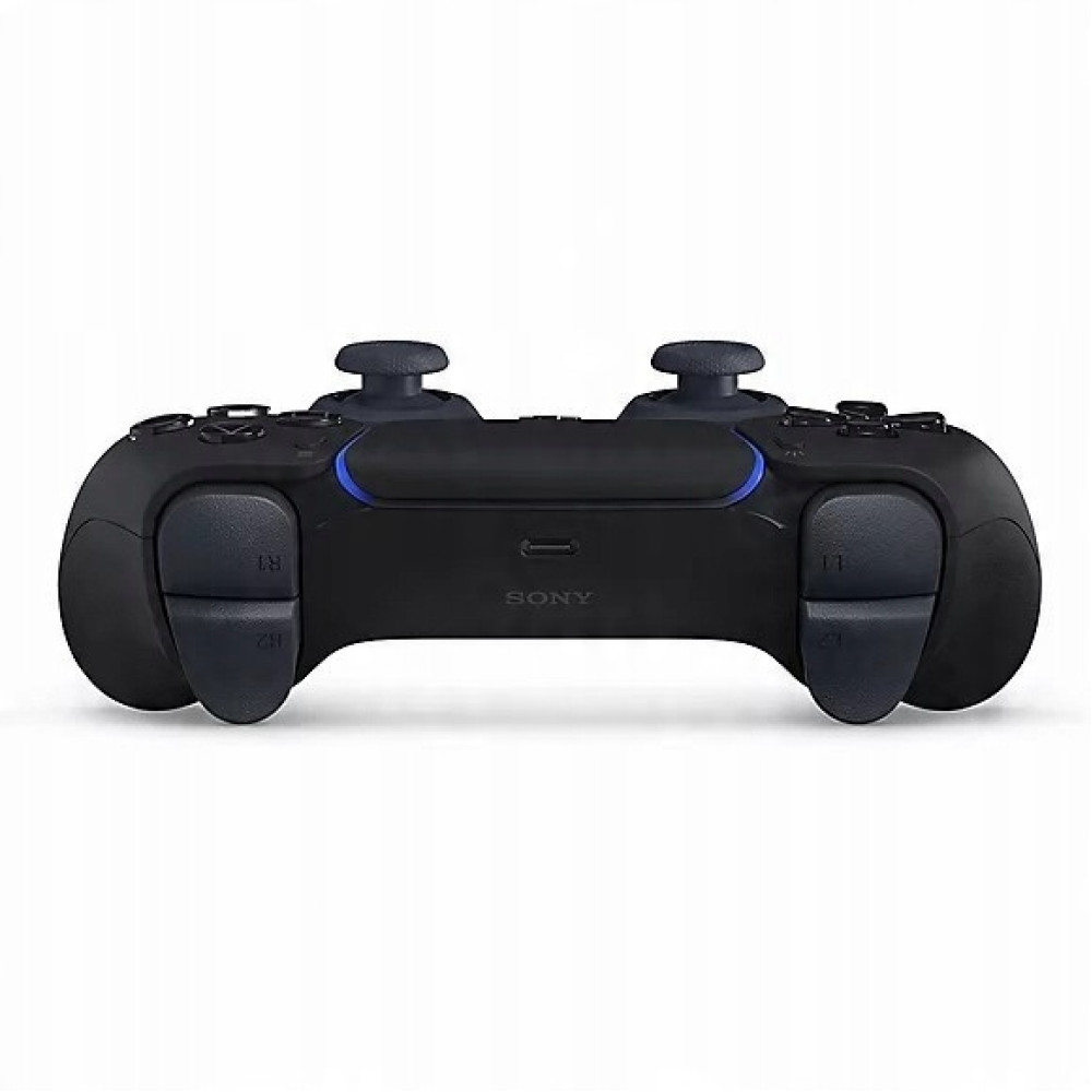 Czarny kontroler Sony PlayStation 5 DualSense widziany od tyłu, na białym tle.