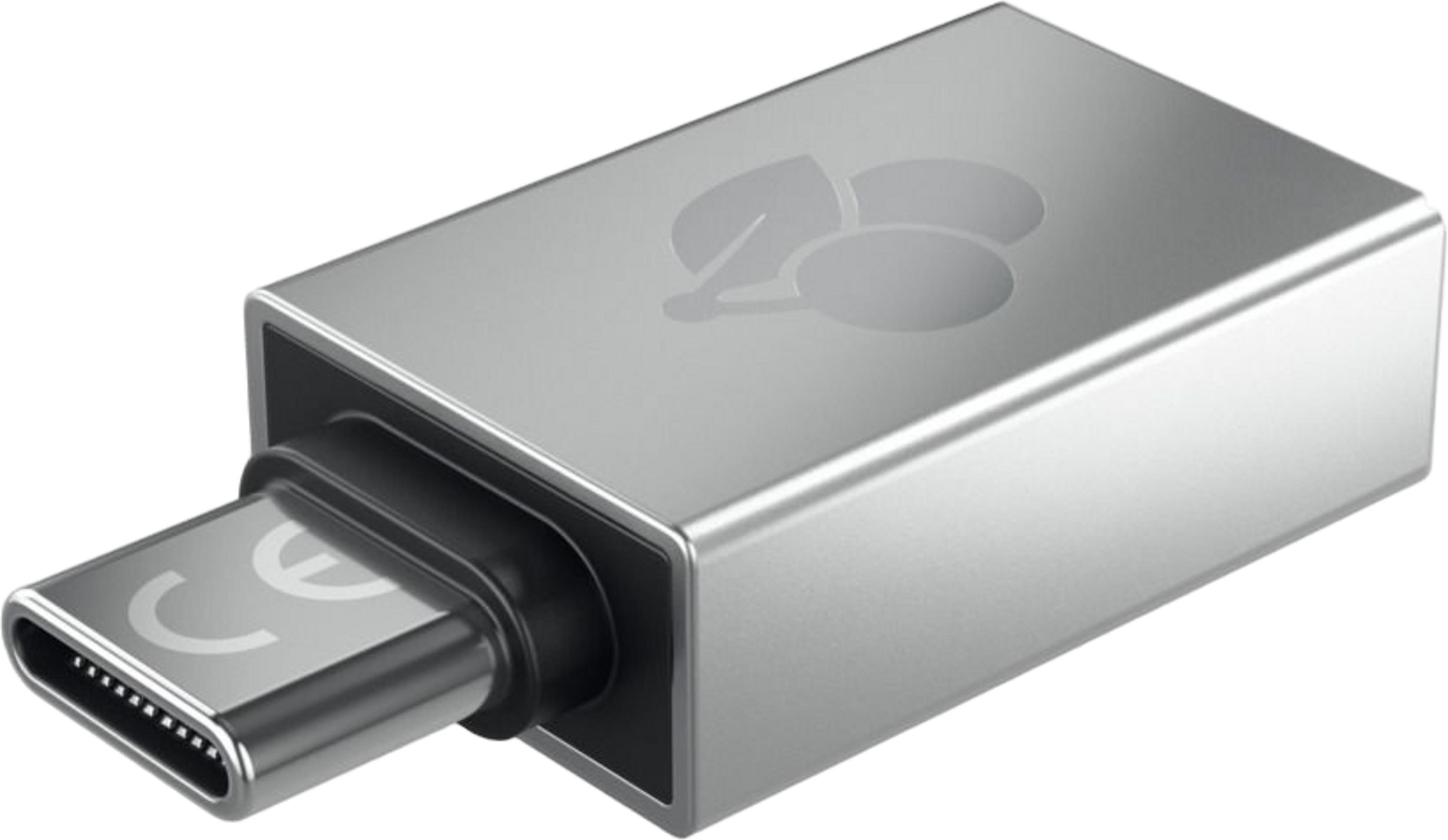 Un adattatore USB-C argento con logo ciliegia e marchio CE.