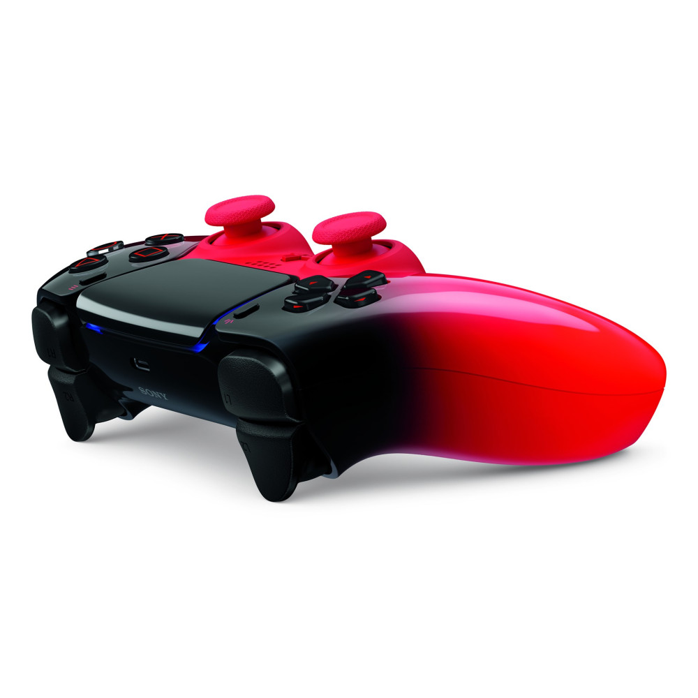 Un controller per videogiochi sfumato nero e rosso su sfondo bianco.