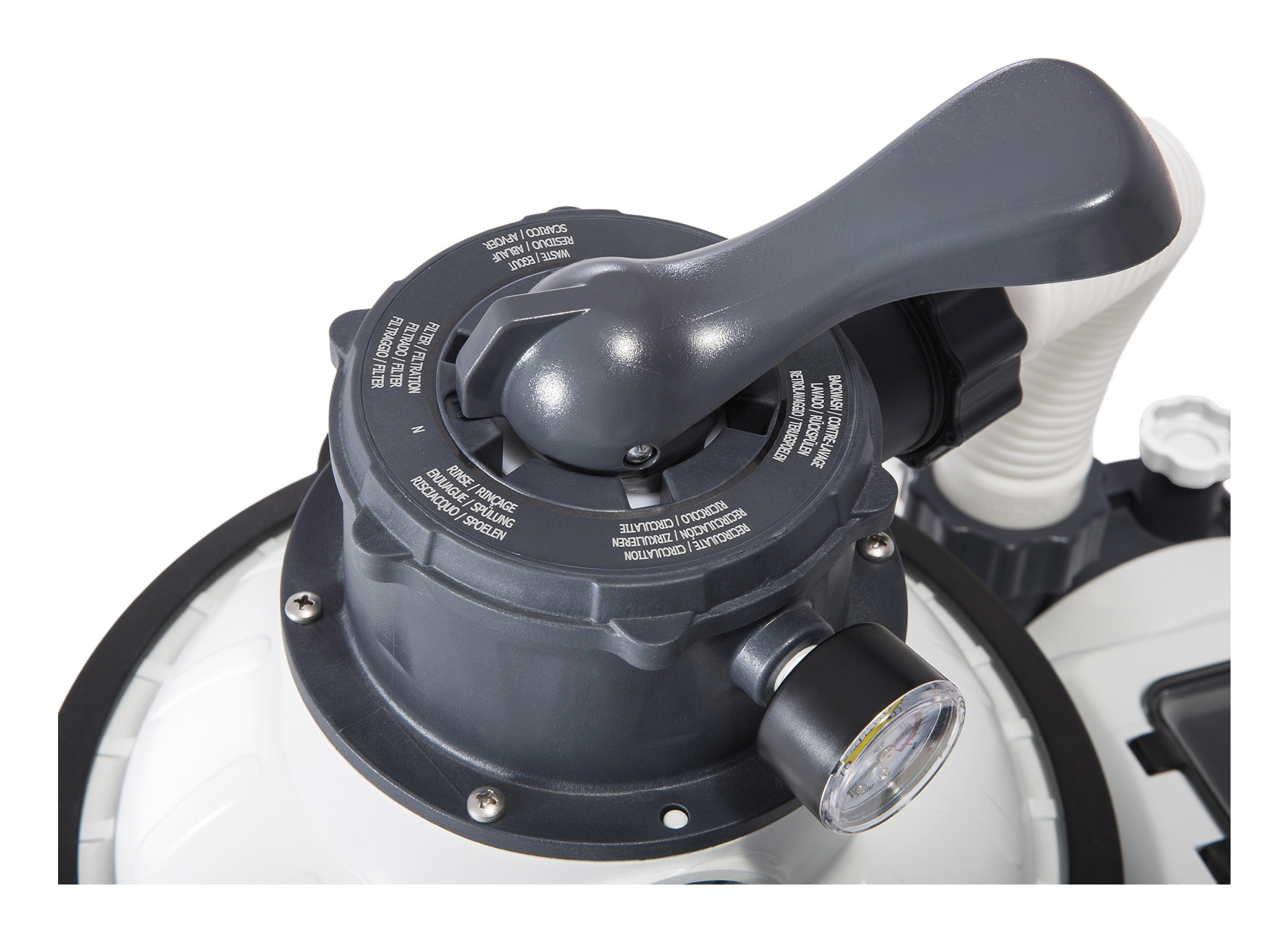 Szary filtr basenowy z uchwytem i manometrem na białym tle.