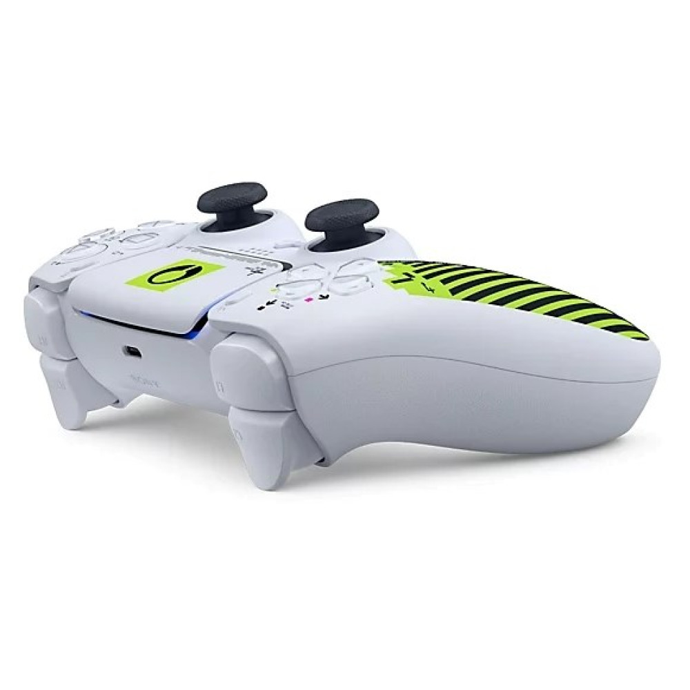 Controller bianco con strisce verdi e accenti circolari, su sfondo bianco.