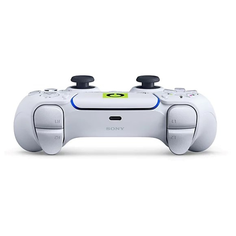 Un controller PlayStation bianco con due joystick e pulsanti.
