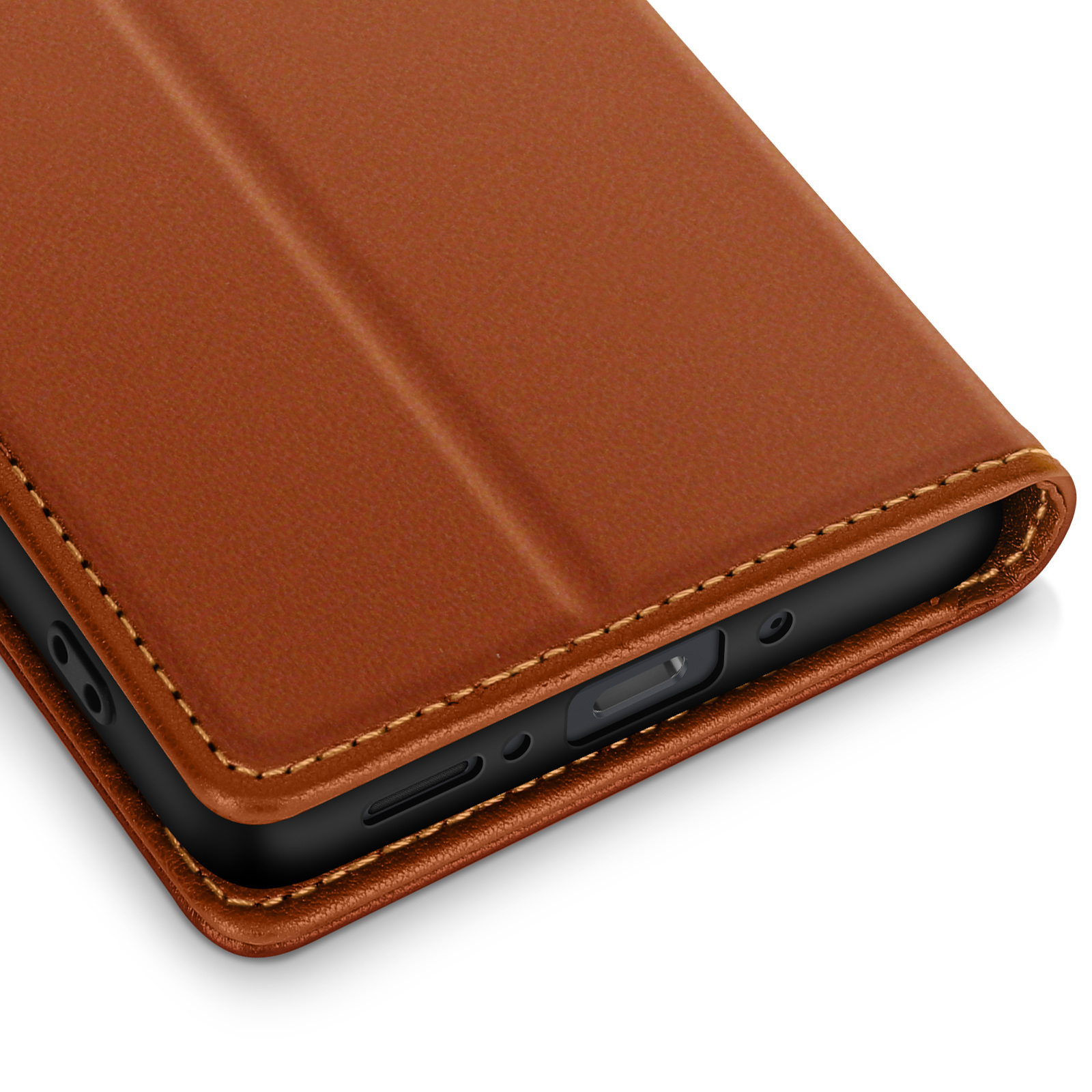 Coque de téléphone en cuir marron avec surpiqûres et ports visibles.