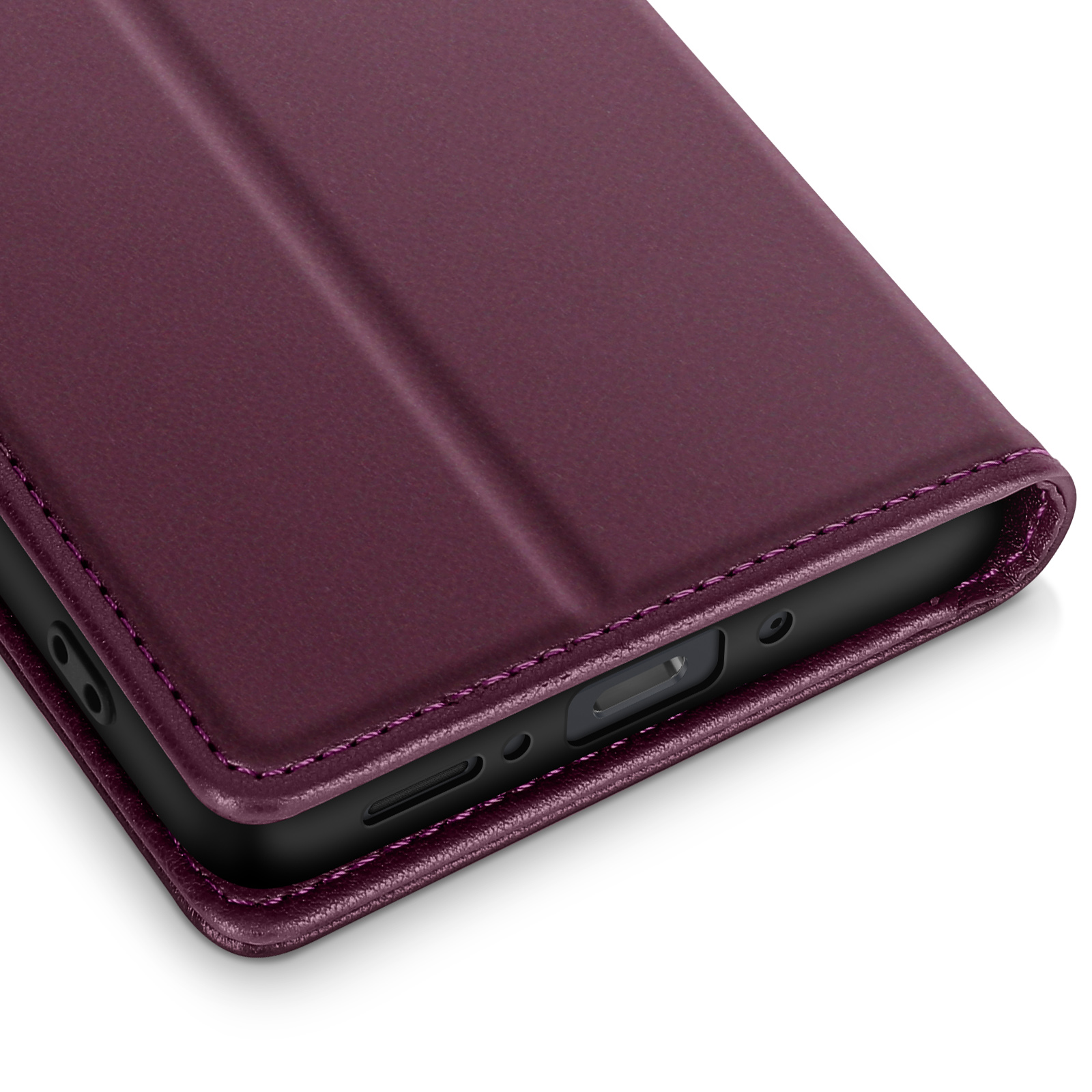 Primo piano di una custodia per telefono color prugna con cuciture e porte visibili.