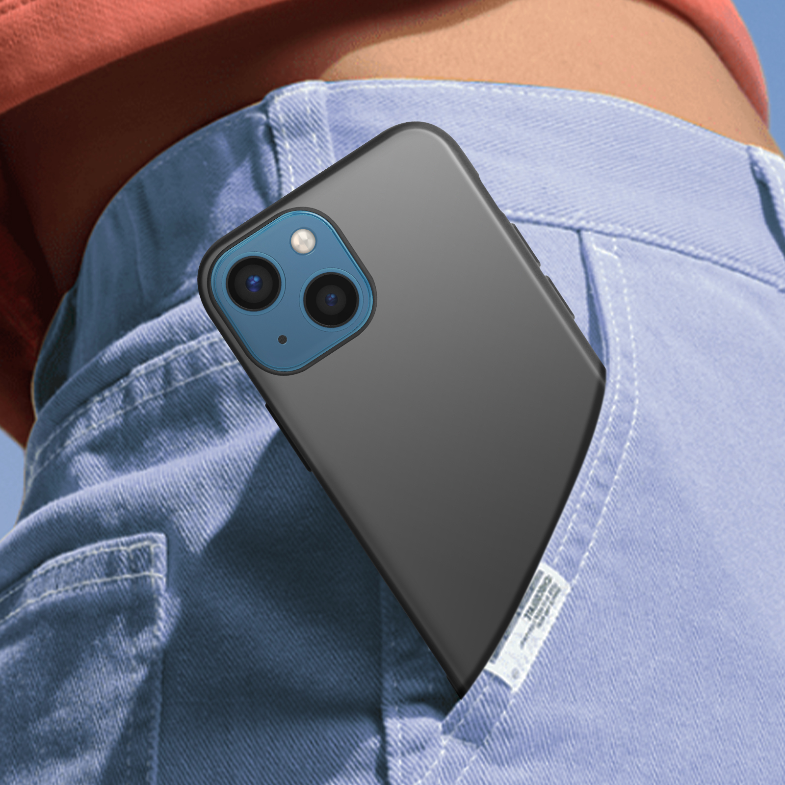 Un smartphone oscuro está metido en un bolsillo de jeans azul.