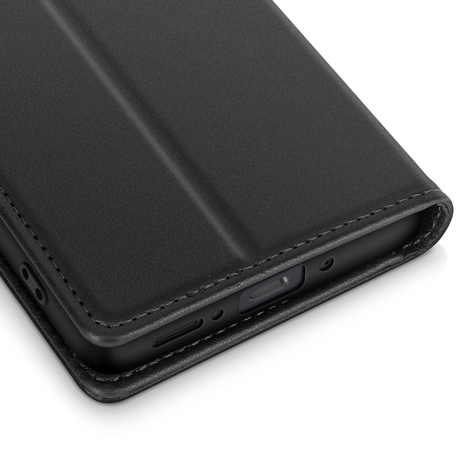 Zwarte leren flipcase voor smartphone, close-up van de onderrand met poorten.