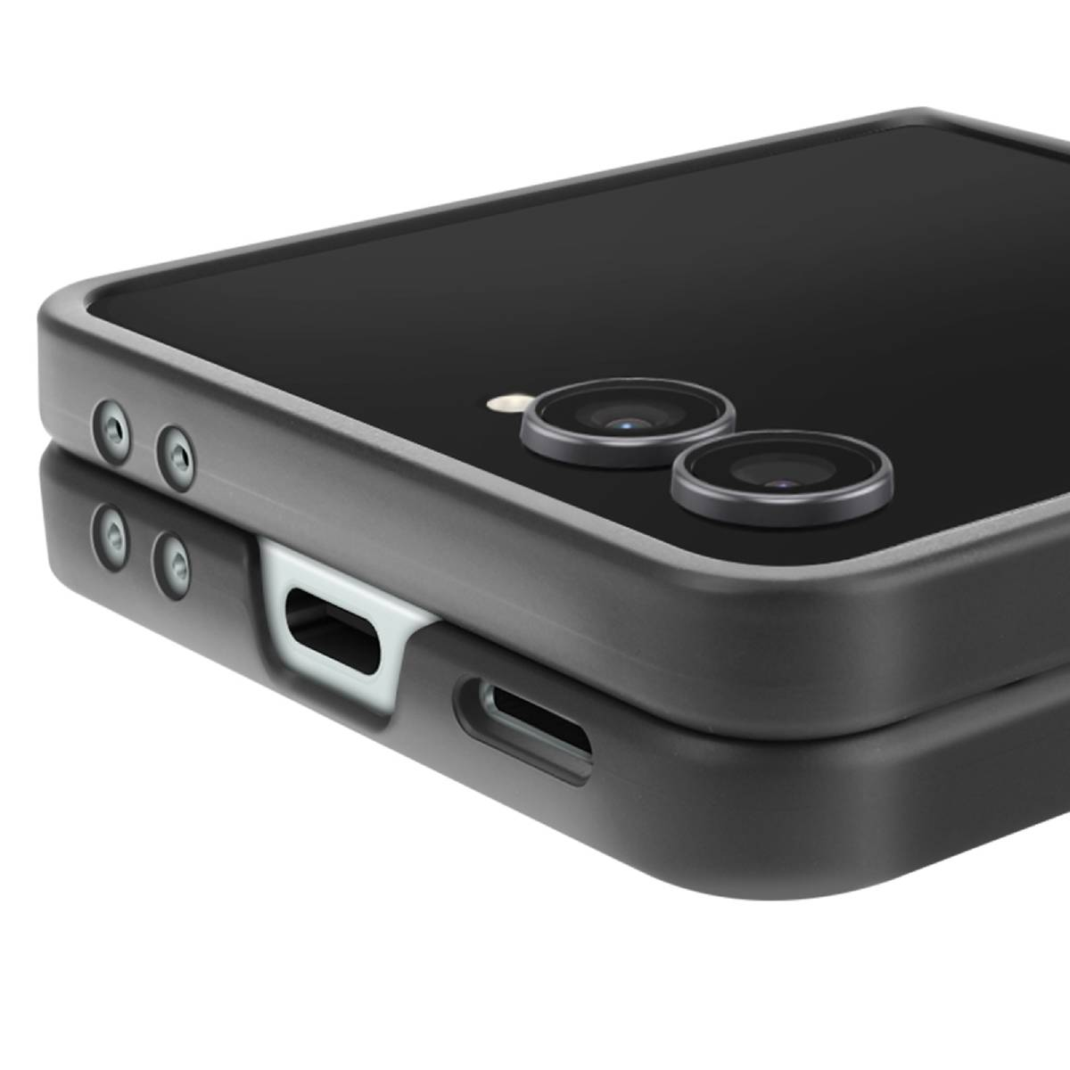 Primo piano del retro di uno smartphone nero con due obiettivi e porta di ricarica.