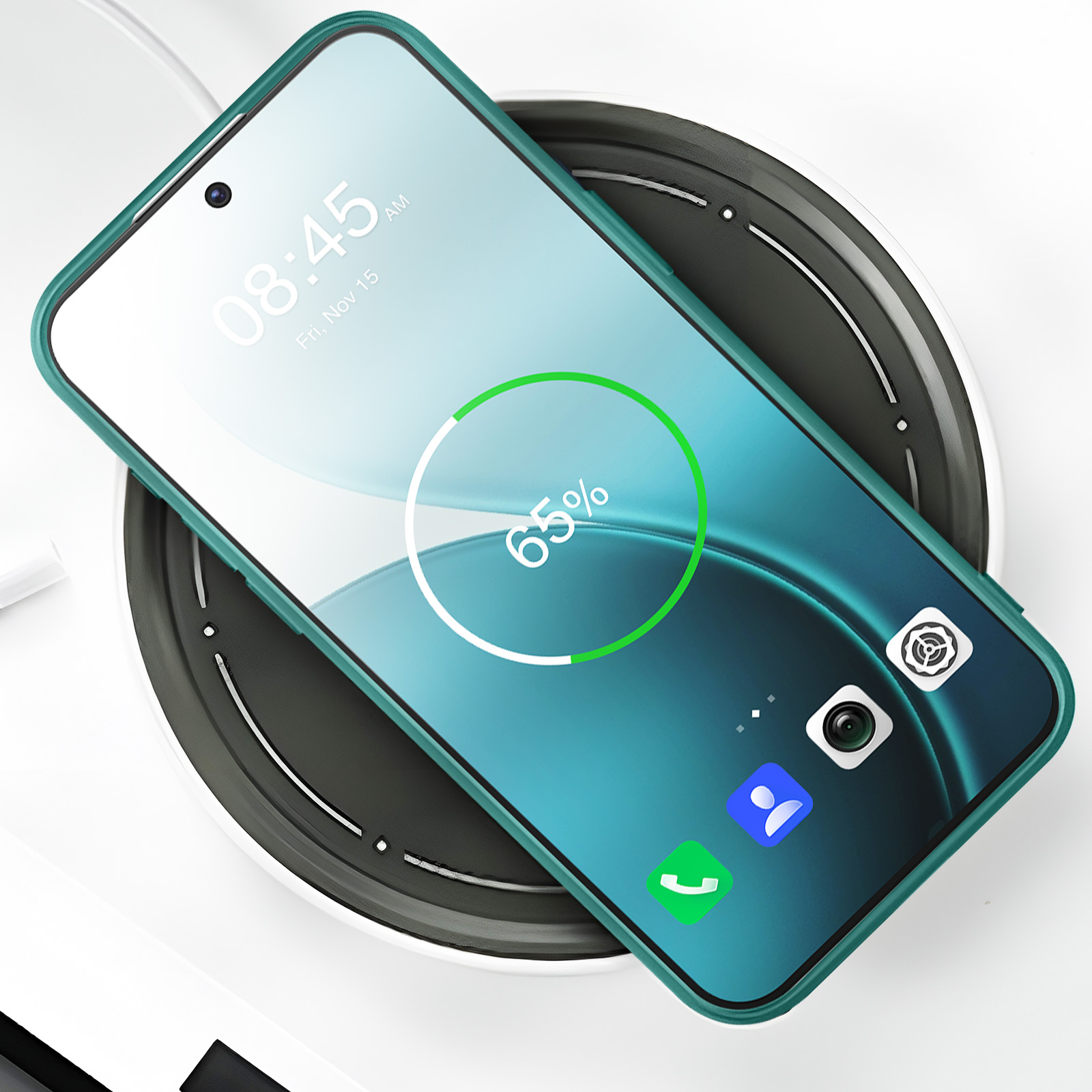 Un smartphone chargé à 65% repose sur une station de recharge ronde.