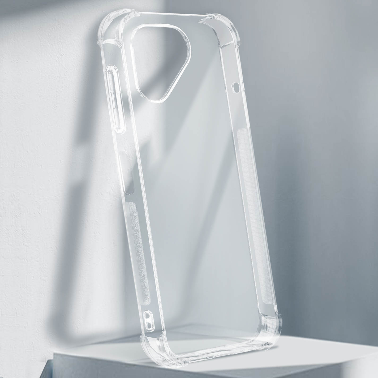 Ein transparenter Handyhülle liegt auf einem weißen Sockel.