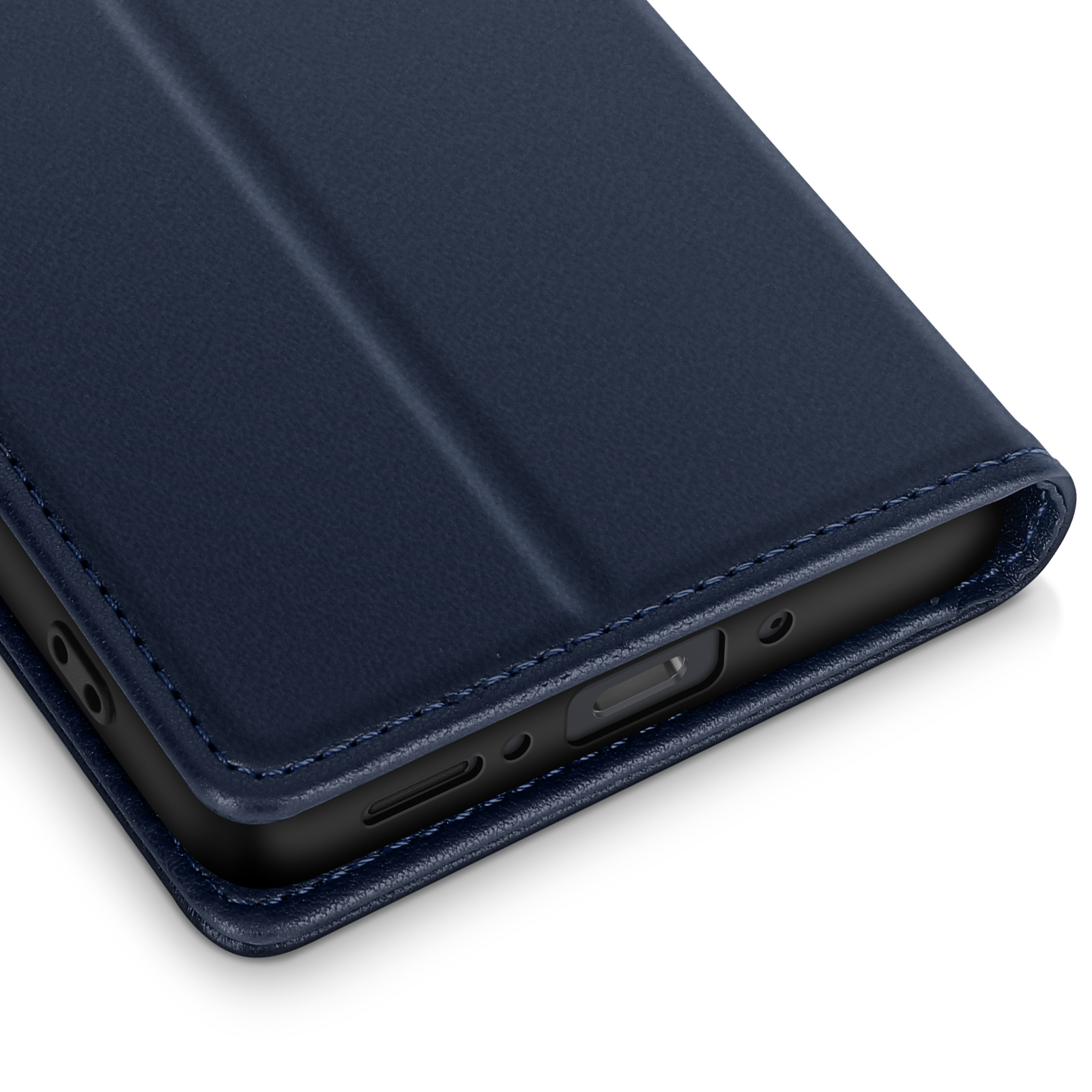 Particolare ravvicinato di una custodia blu scuro con cuciture e porta di ricarica.