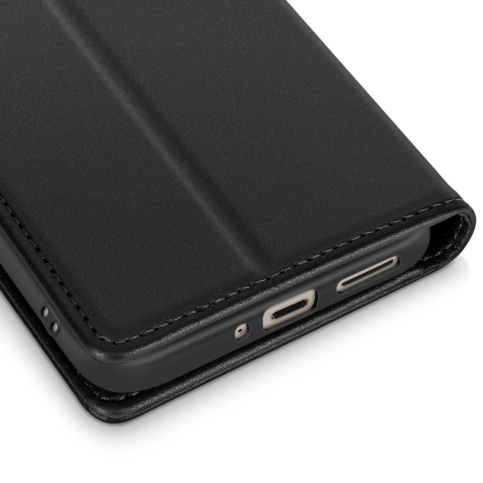Zwarte lederen telefoonhoes met stiksels. Toont poorten en knoppen.