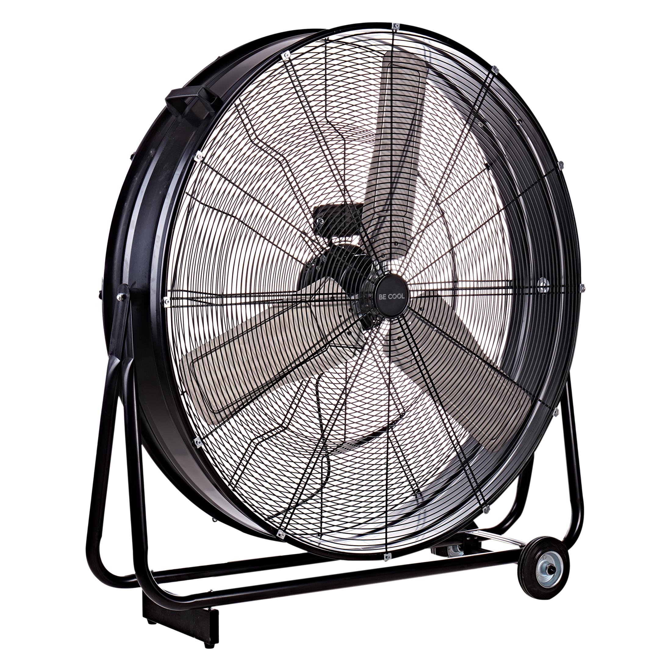 Ein großer schwarzer Bodenventilator mit Metallgittern und Rädern.