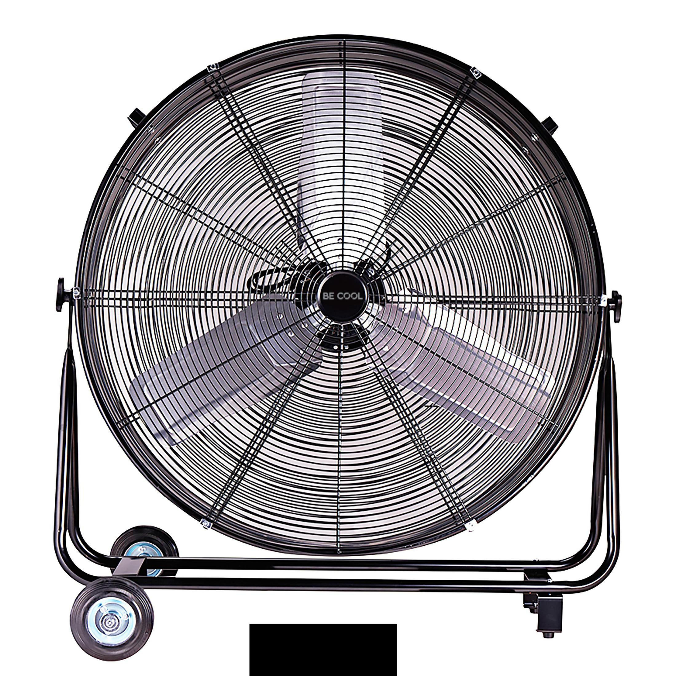 Ein großer schwarzer Ventilator mit Rädern und Metallgitter.