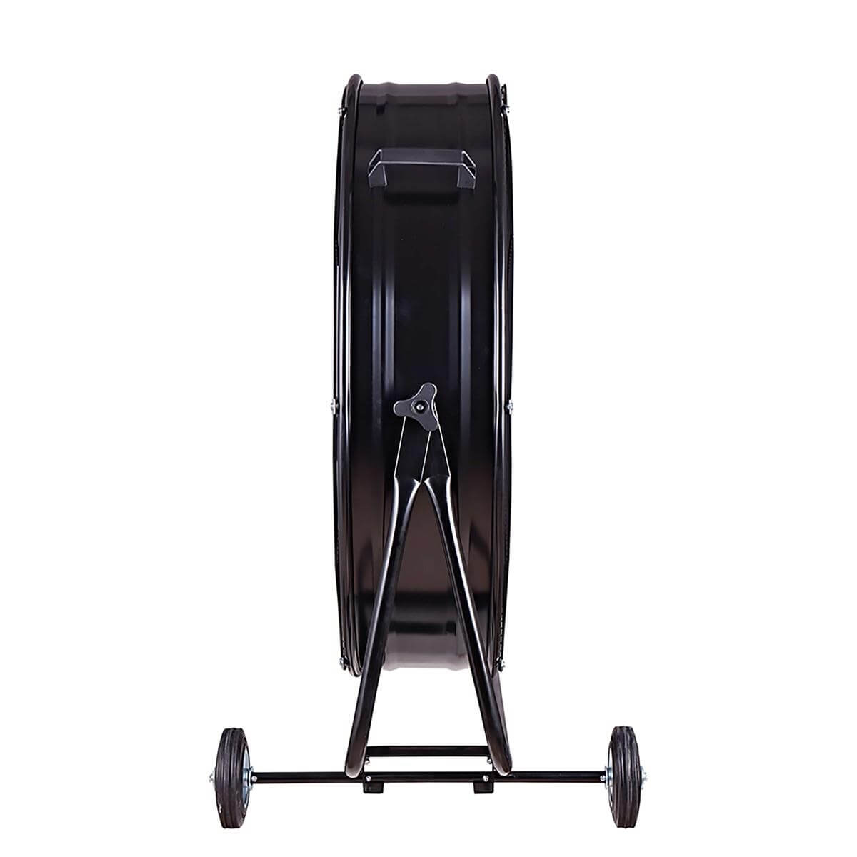 Schwarzer Ventilator auf Rädern mit Metallrahmen, von der Seite gesehen.