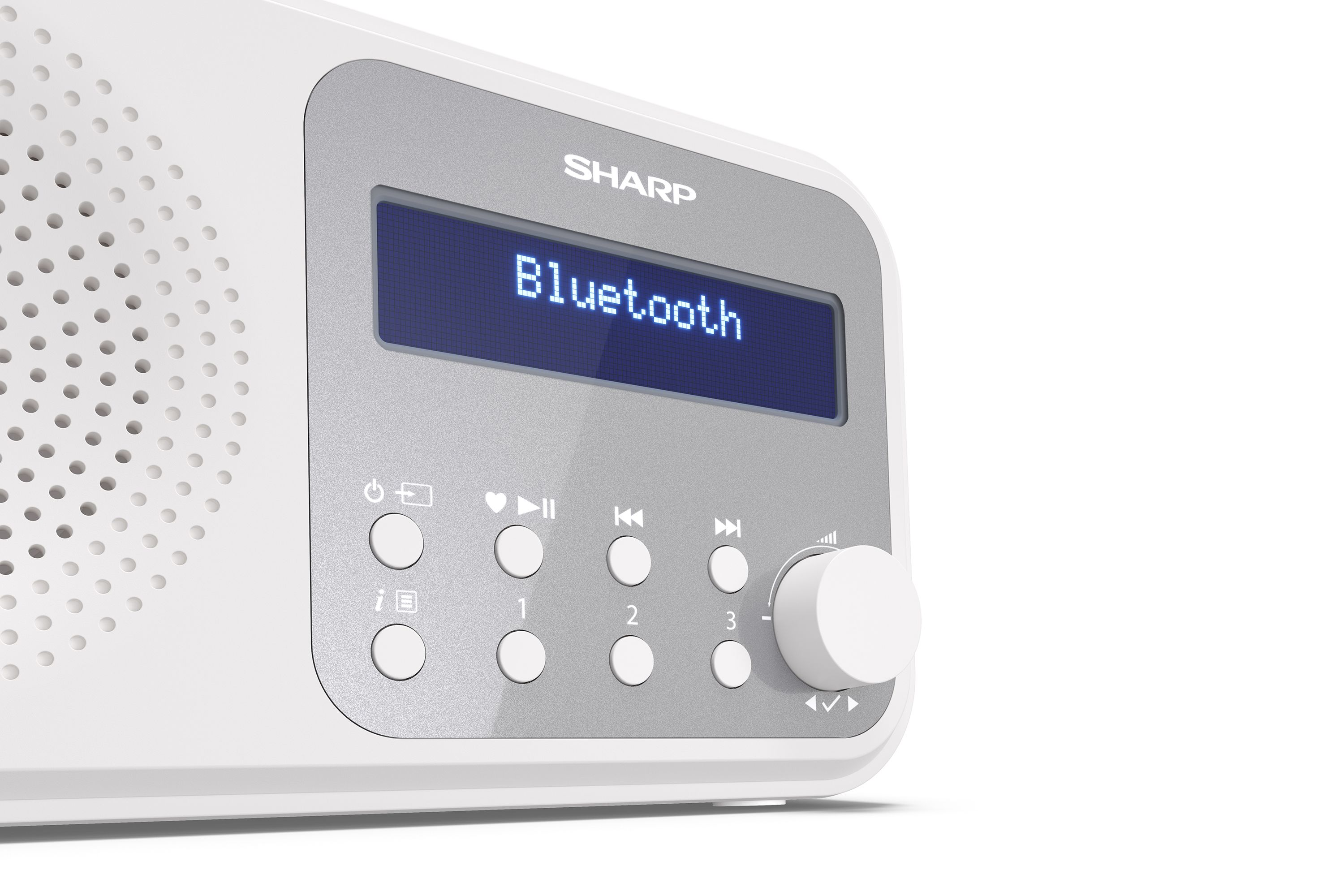 Weißes Sharp-Radio mit Bluetooth-Anzeige, Lautsprechergitter, Tasten und Lautstärkeregler.