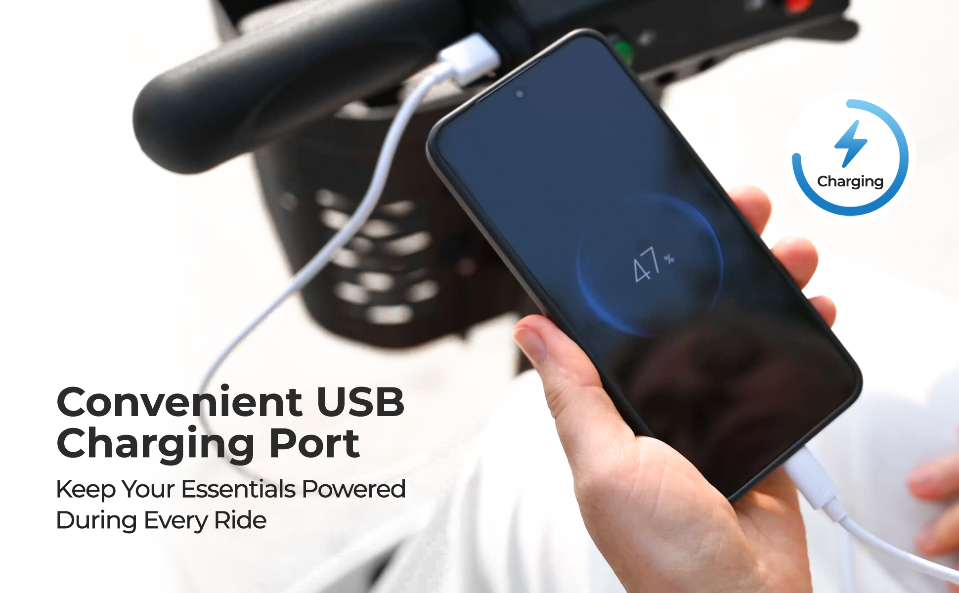 Una mano carga un teléfono al 47 % desde el puerto USB de un scooter.