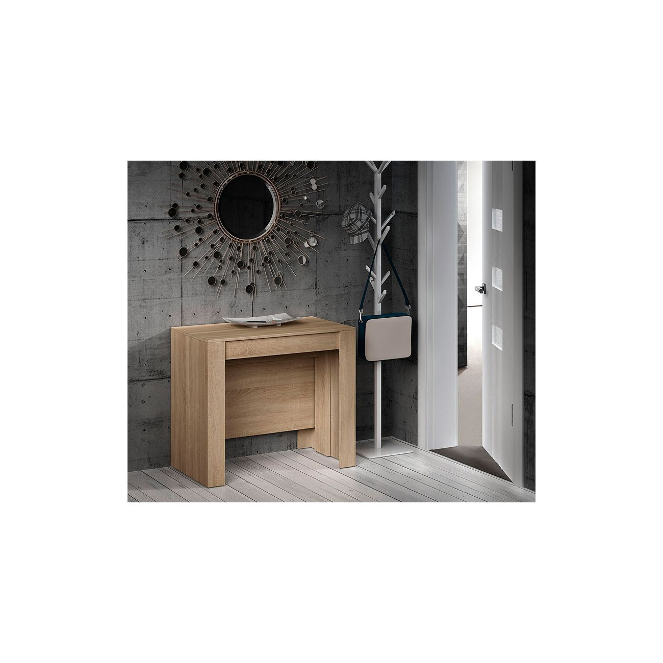 Una mesa consola de madera con espejo, perchero con bolso y puerta abierta.