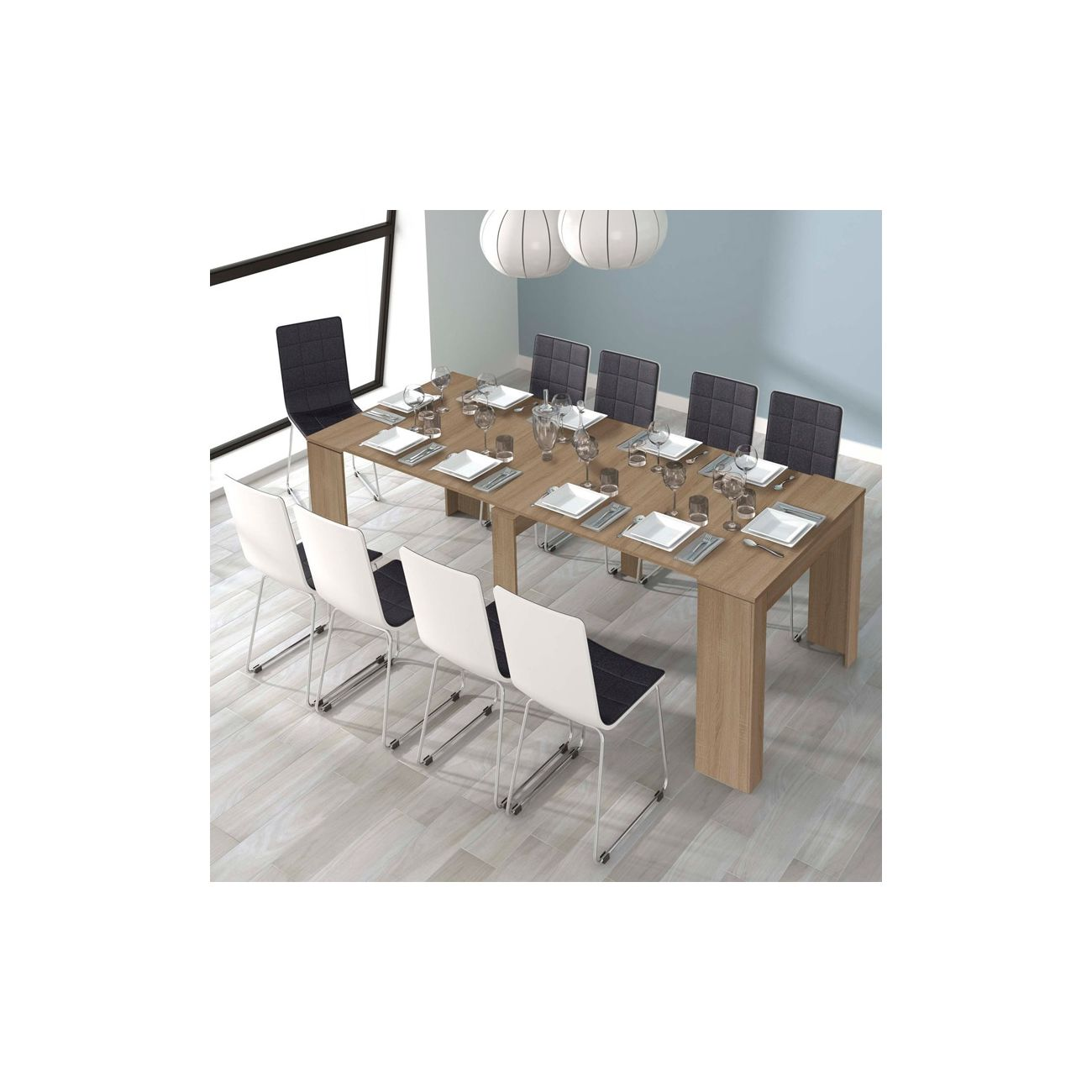 Mesa de madera puesta para cenar con ocho sillas.