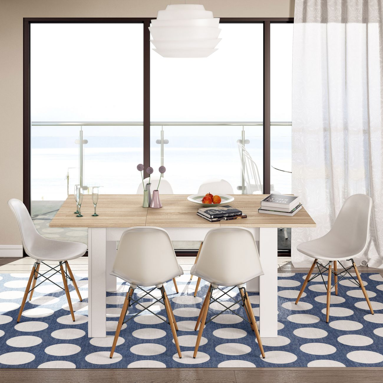 Mesa de comedor con cuatro sillas con vistas al mar, alfombra azul con círculos blancos.