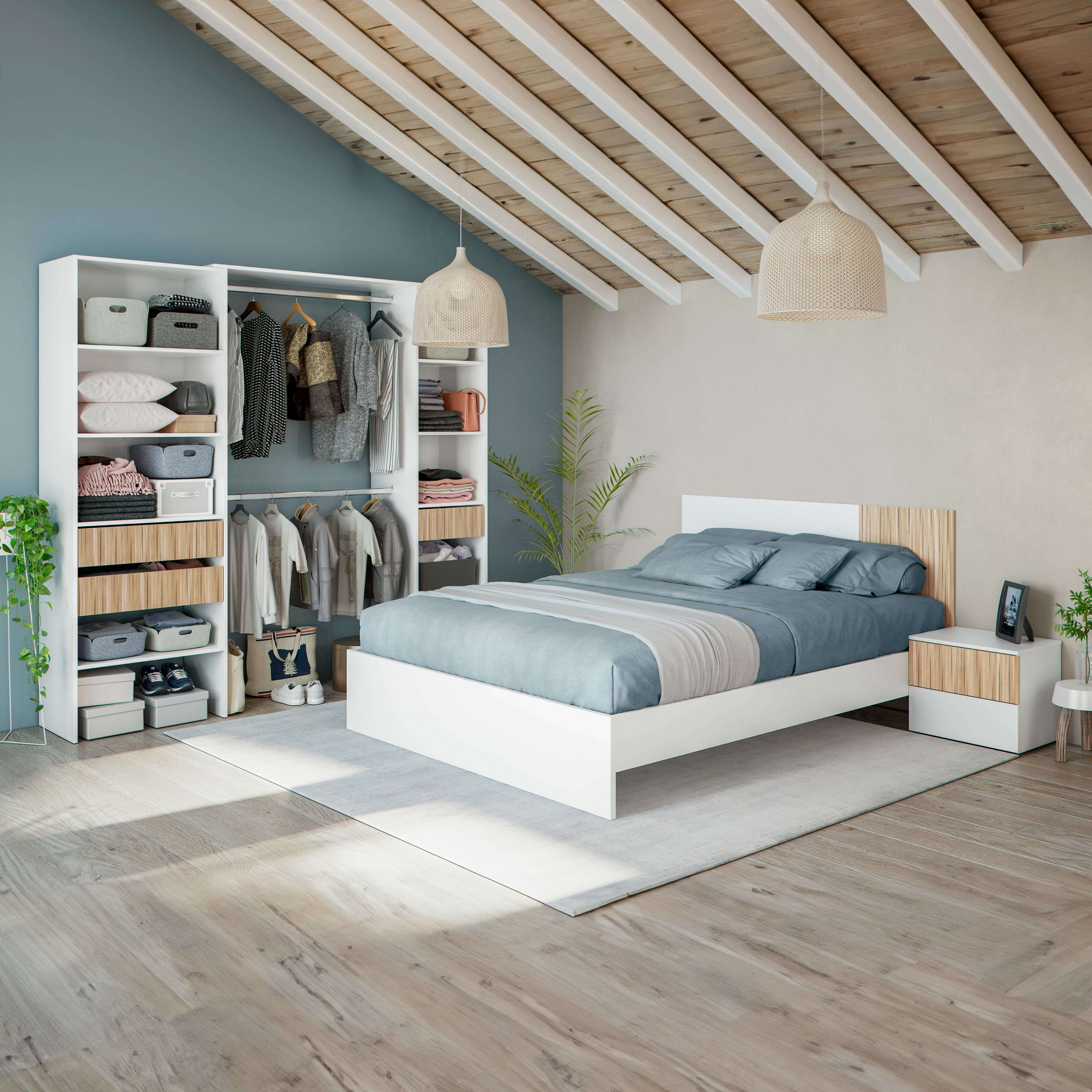 Un dormitorio con armario abierto, cama blanca, mesita de noche y suelo de madera.