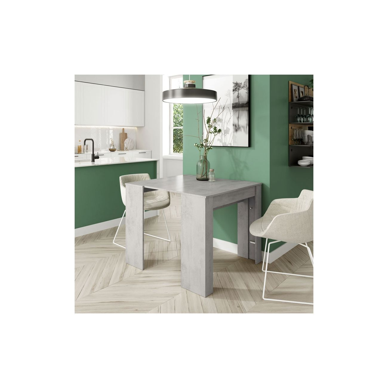 Una mesa gris con dos sillas en una cocina con paredes verdes.