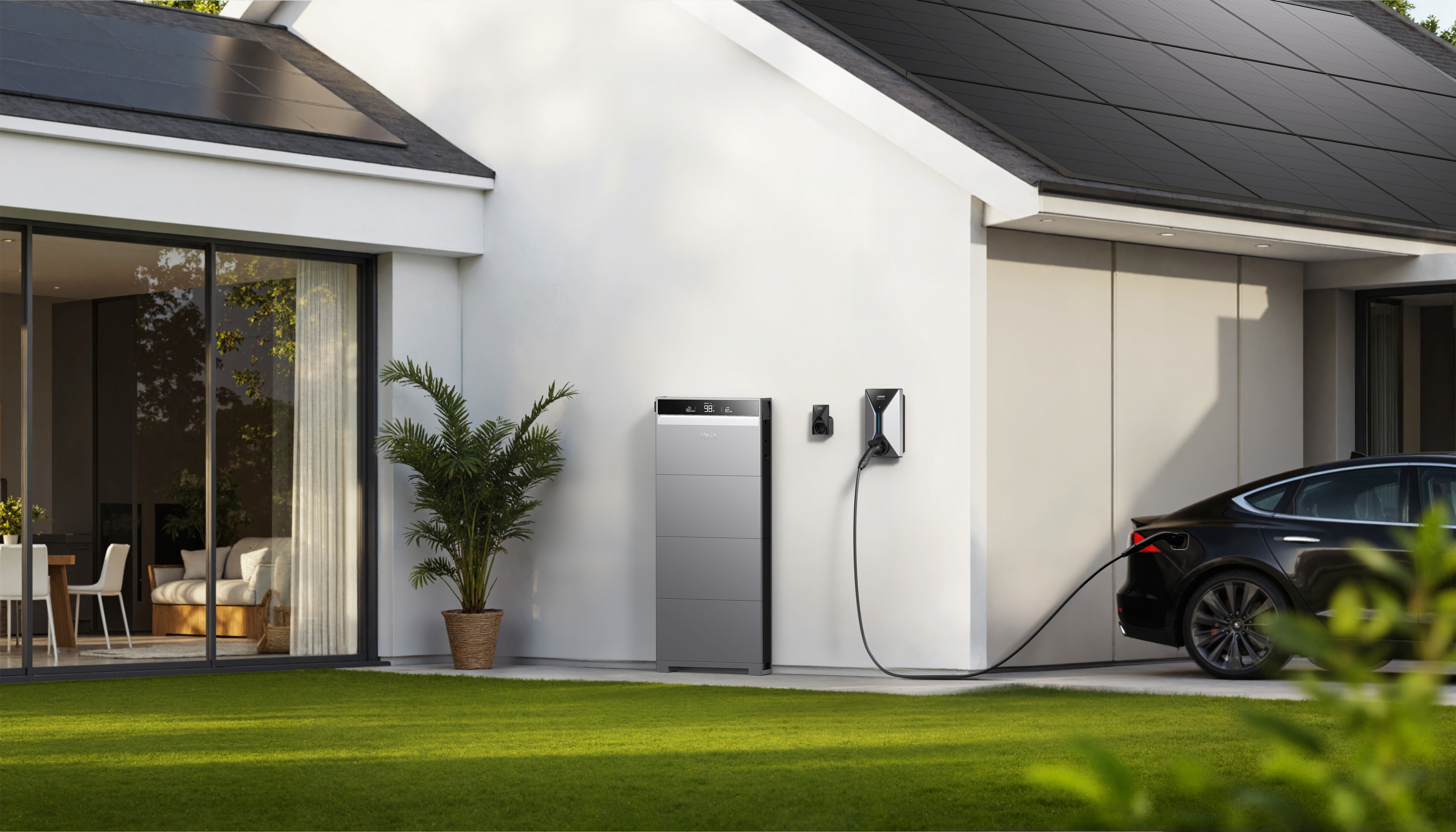 Haus mit Solarmodulen, Batterie und läd ein Elektroauto.