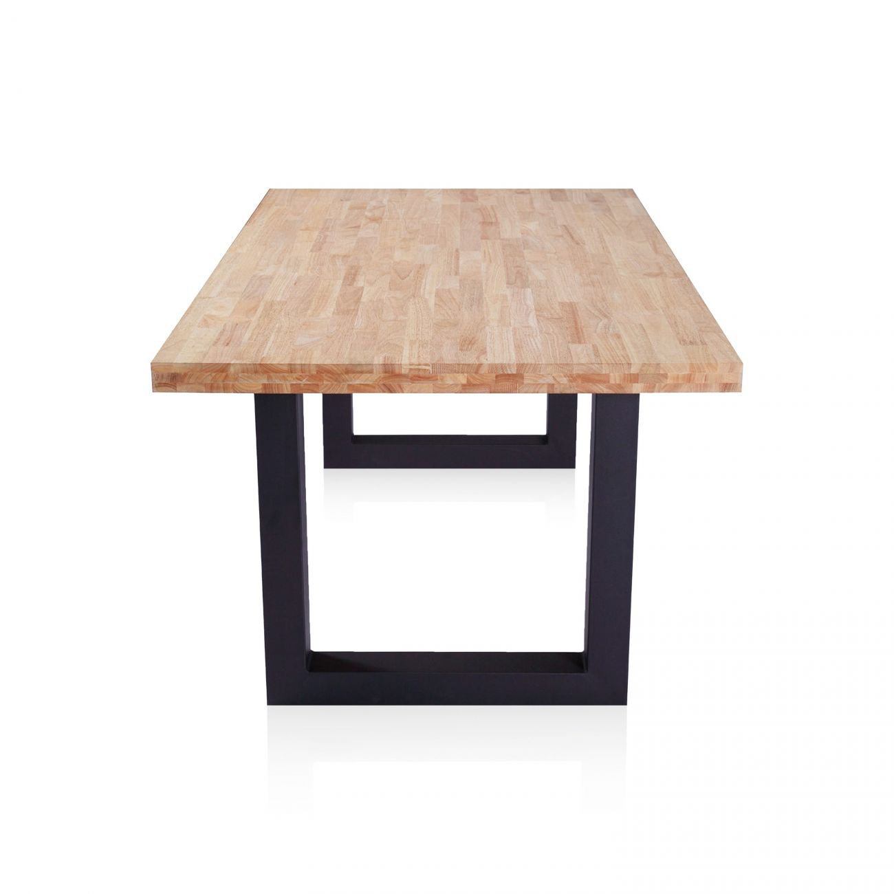 Una mesa de madera con patas de metal negras, sobre fondo blanco.