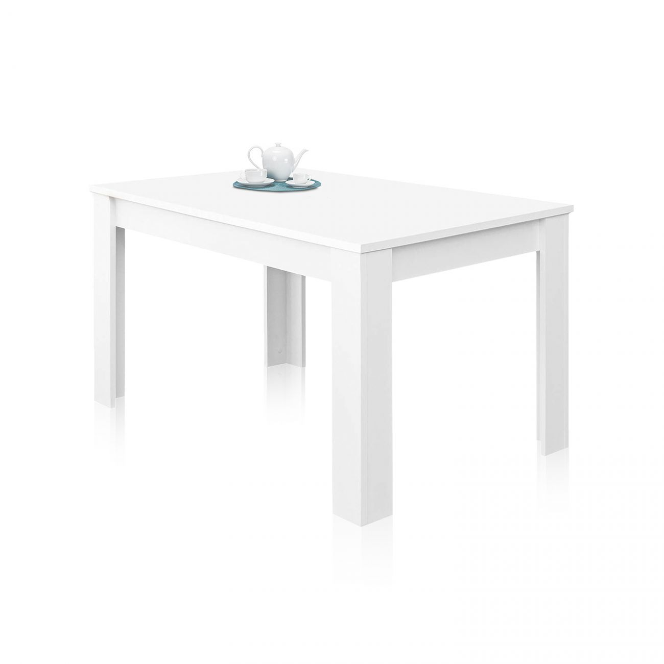 Una mesa blanca con tetera y tazas sobre una alfombrilla azul.
