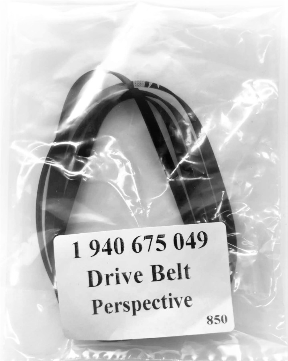 Czarny pasek napędowy z etykietą: 1940 675 049 Drive Belt Perspective 850.