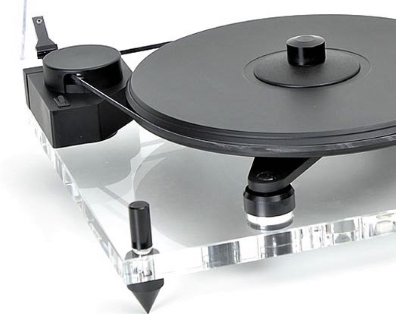 Gramofon z czarnym talerzem na przezroczystej akrylowej podstawie, napędzany paskiem.