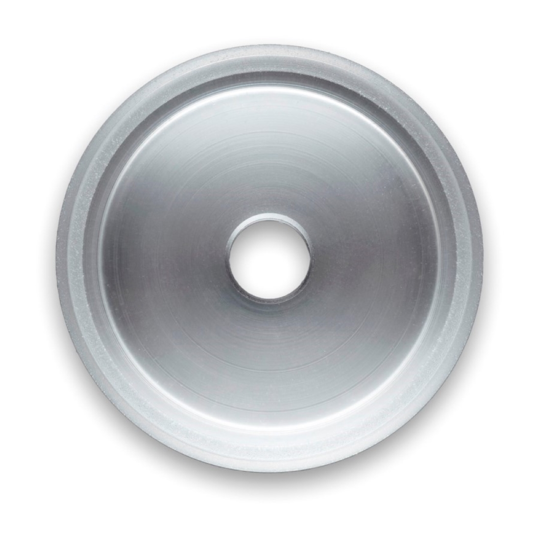 Srebrne koło szlifierskie z otworem pośrodku na białym tle.