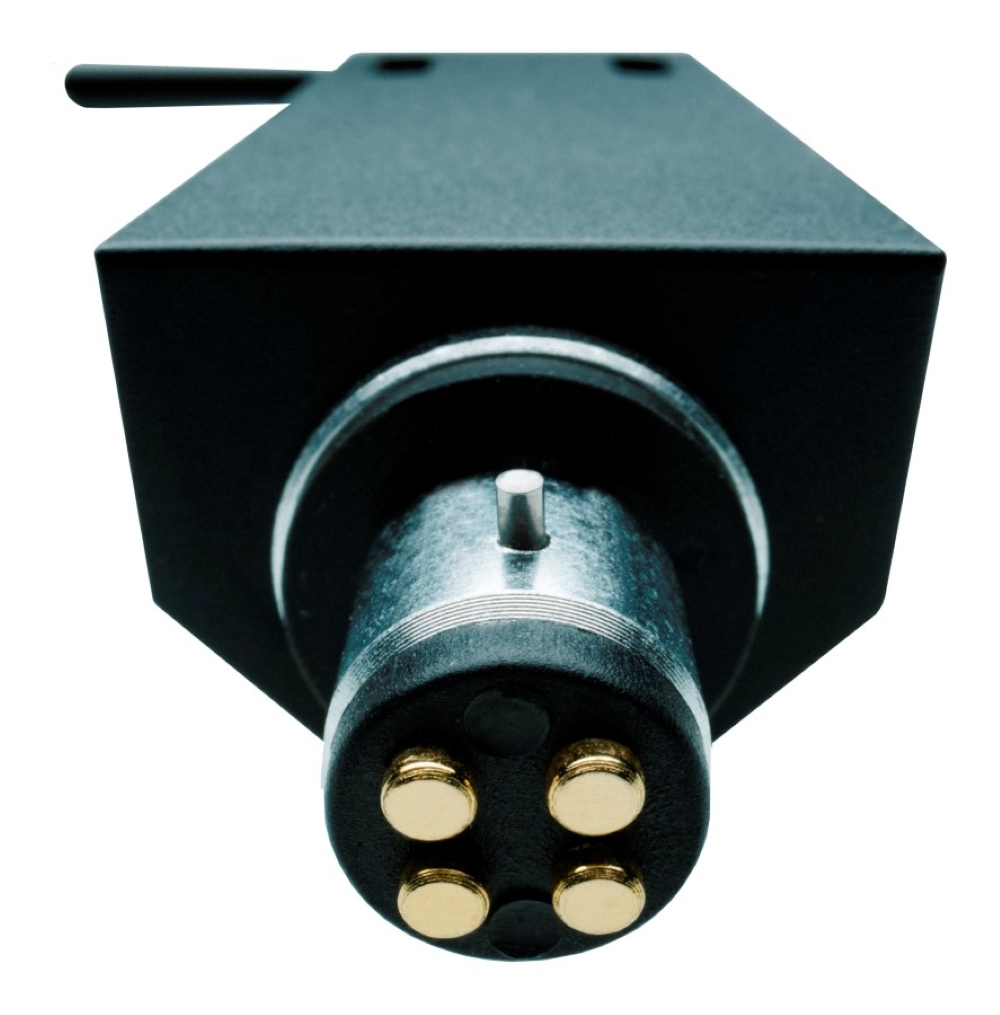 Czarny złącznik z czterema złotymi stykami i bolcem.