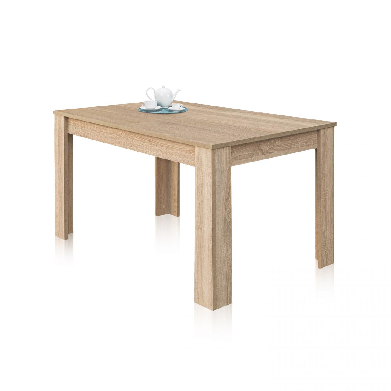 Mesa de madera con tetera, tazas y platillos sobre un posavasos azul.