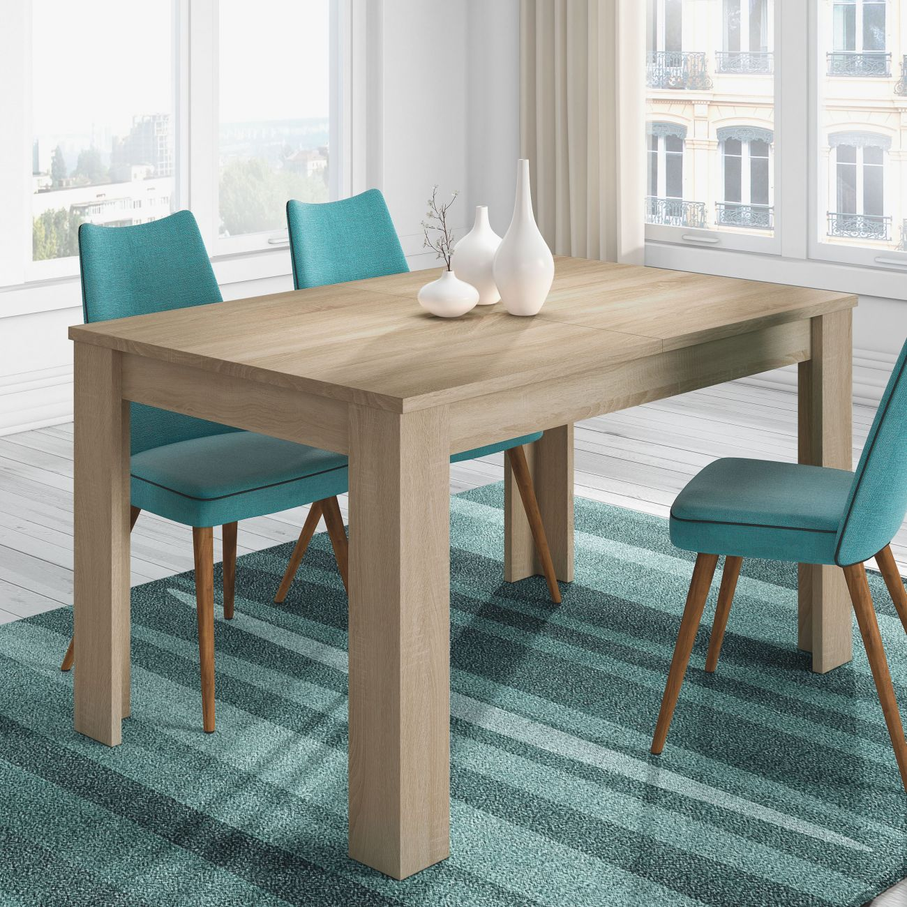 Una mesa de madera con cuatro sillas azules sobre una alfombra de rayas.