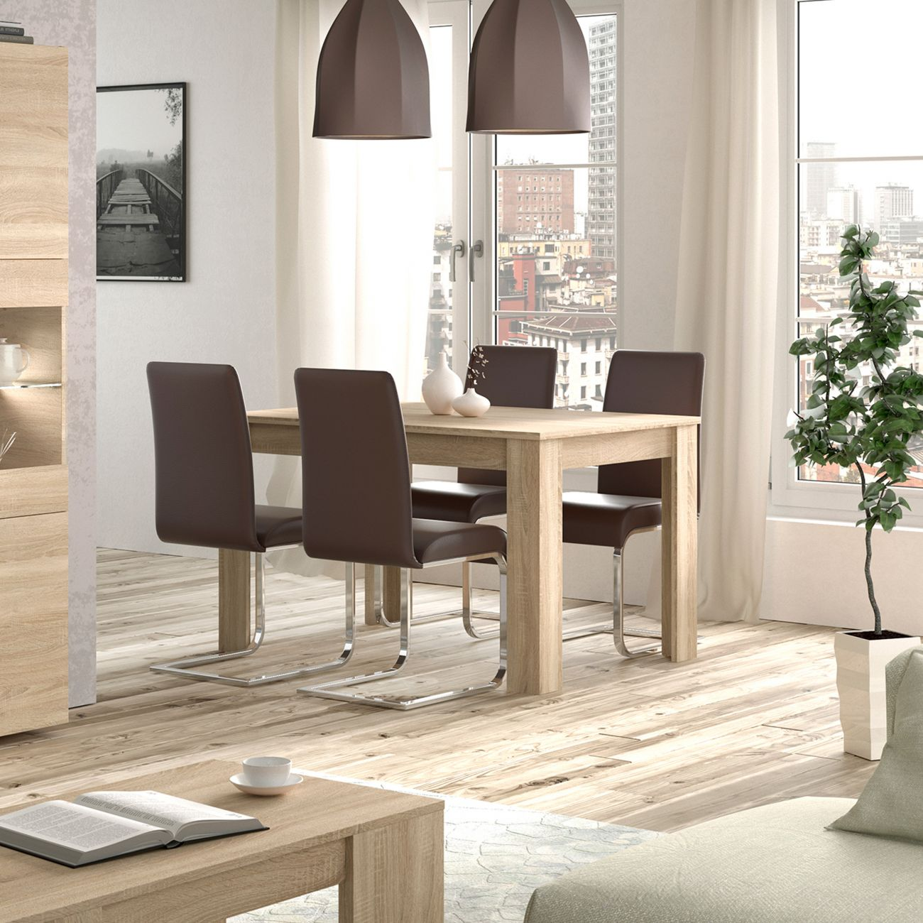 Comedor moderno con mesa de madera clara, sillas marrones, ventana grande y vista a la ciudad.